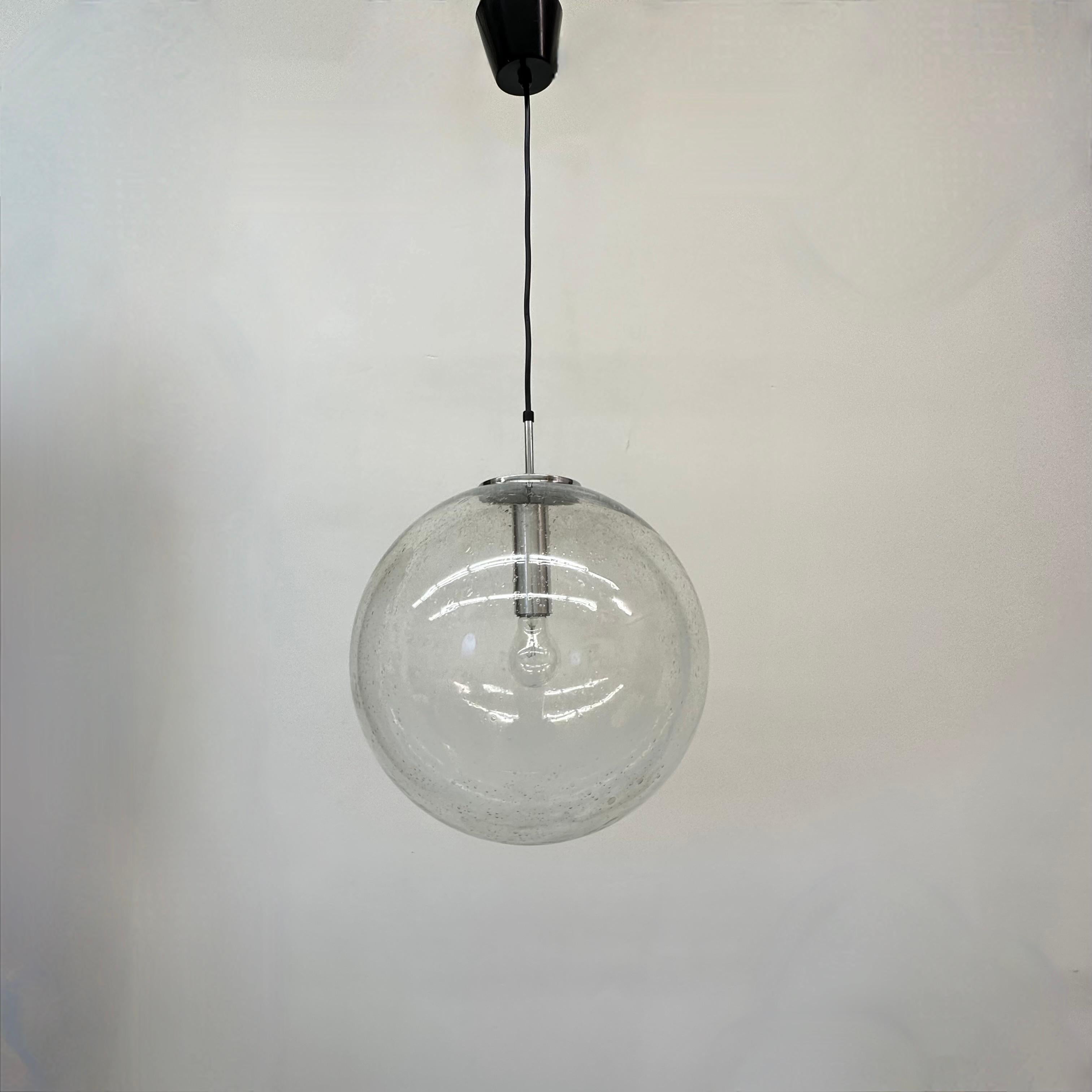 Grand globe de lampe suspendue Glashütte Limburg 1970 Allemagne en vente 4