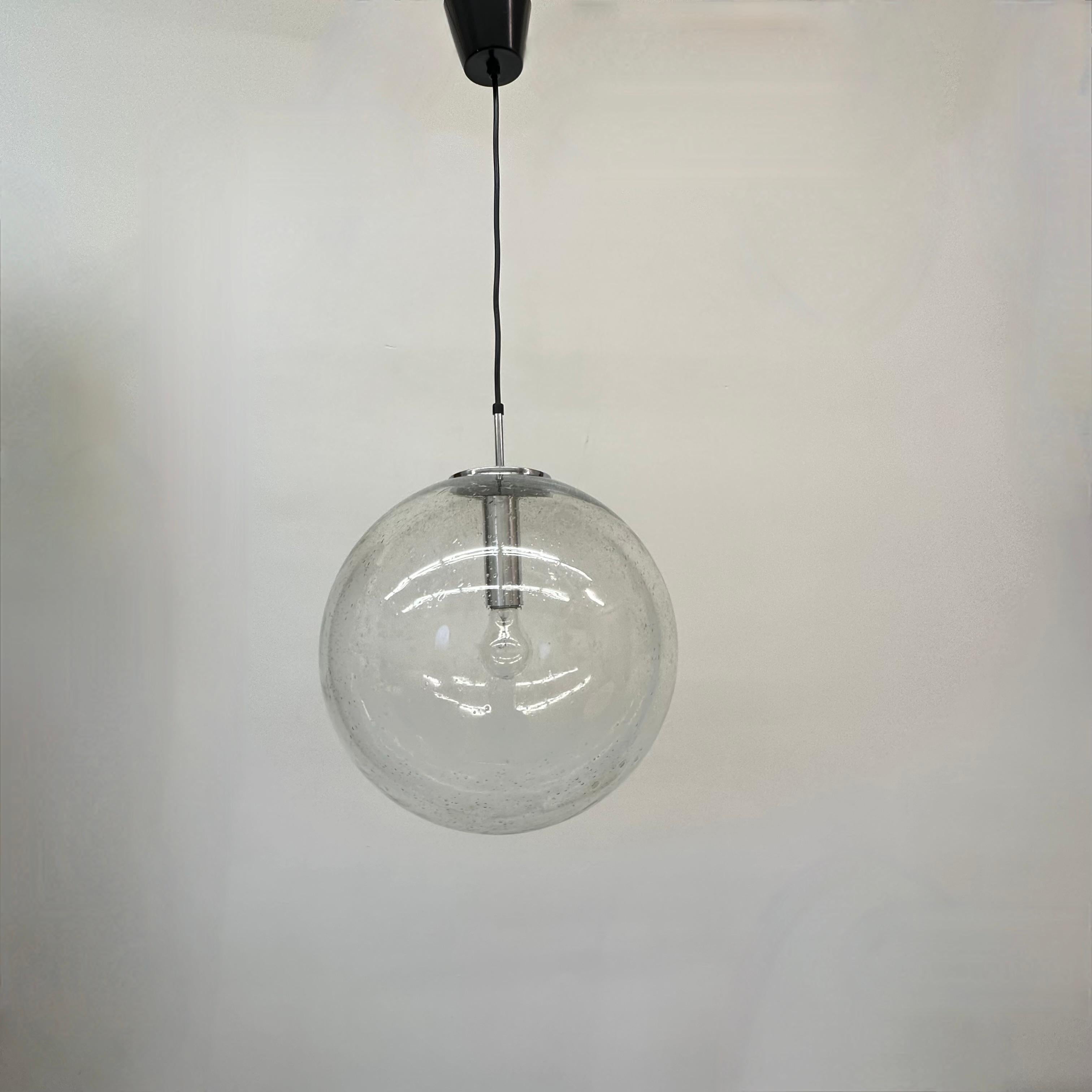 Grand globe de lampe suspendue Glashütte Limburg 1970 Allemagne en vente 5