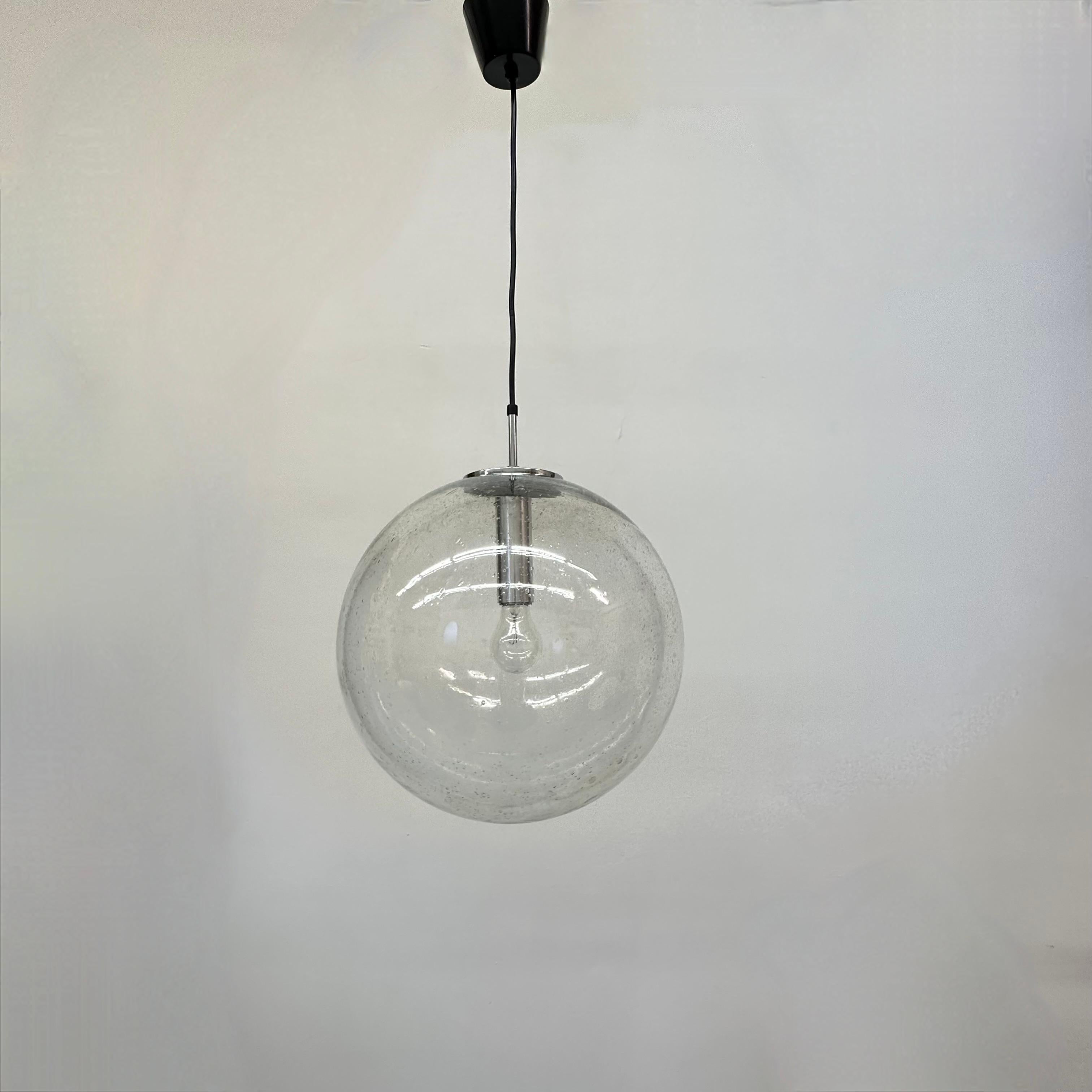 Grande lampada a sospensione a globo di Limburg Glashütte Limburg anni '70 Germania in vendita 6