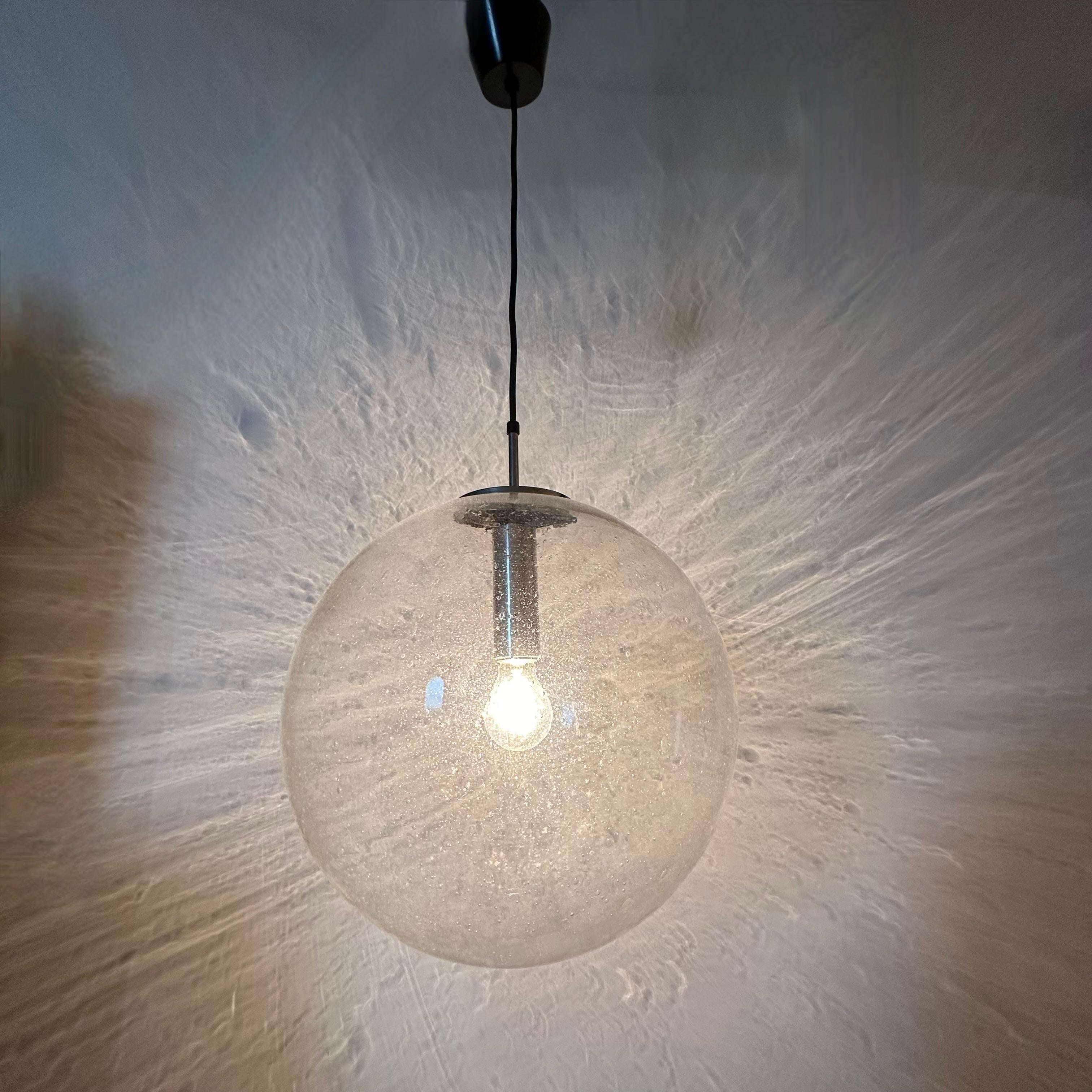 Grand globe de lampe suspendue Glashütte Limburg 1970 Allemagne en vente 8