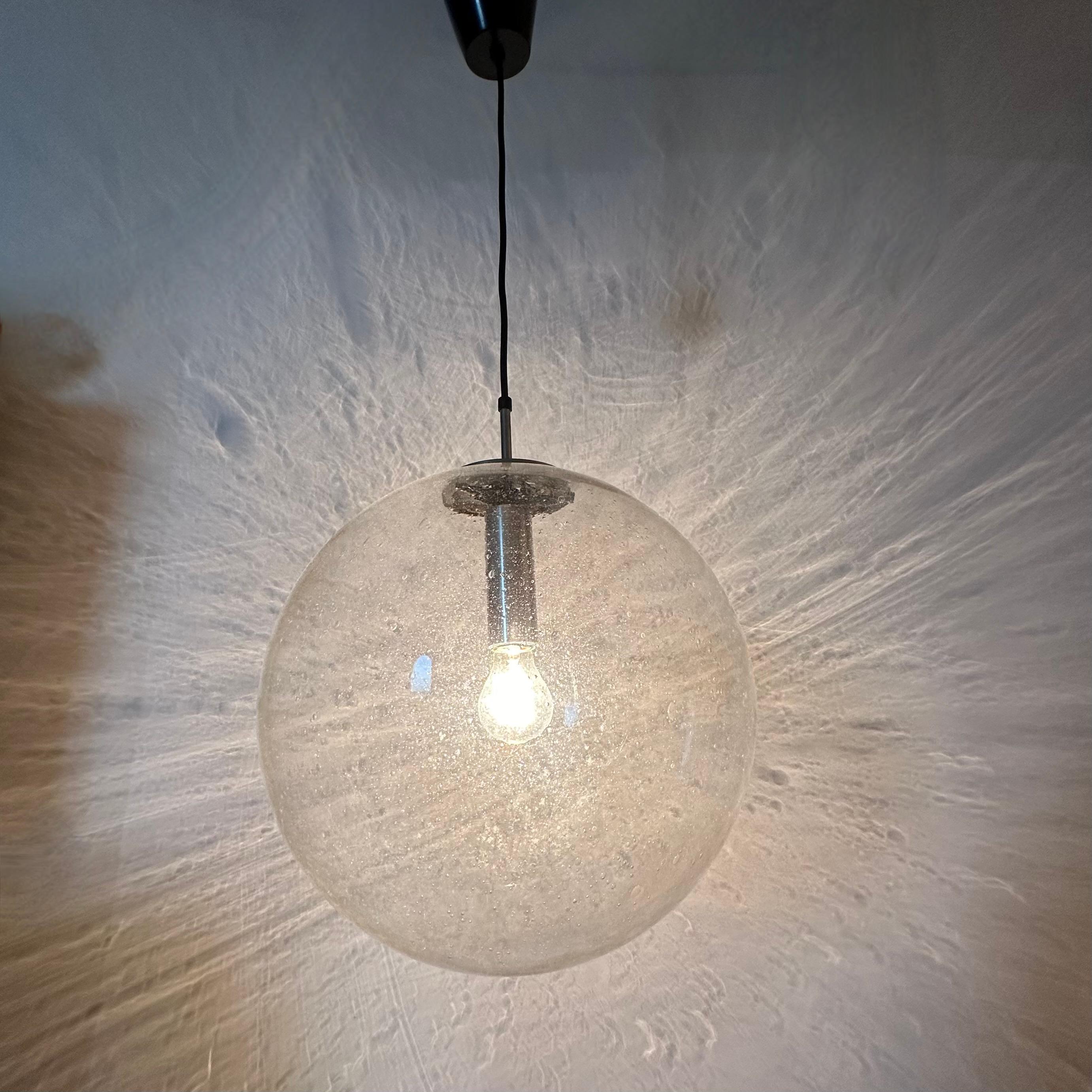 Grand globe de lampe suspendue Glashütte Limburg 1970 Allemagne en vente 9