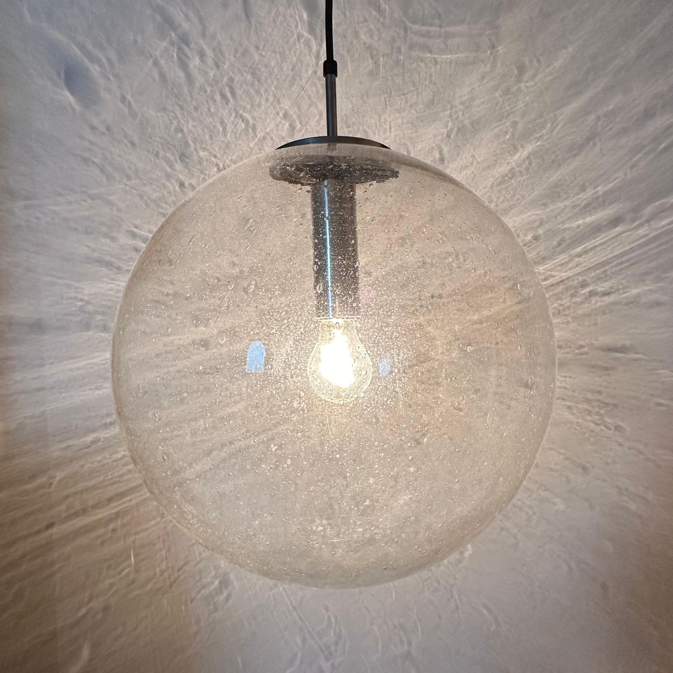 Grand globe de lampe suspendue Glashütte Limburg 1970 Allemagne en vente 10