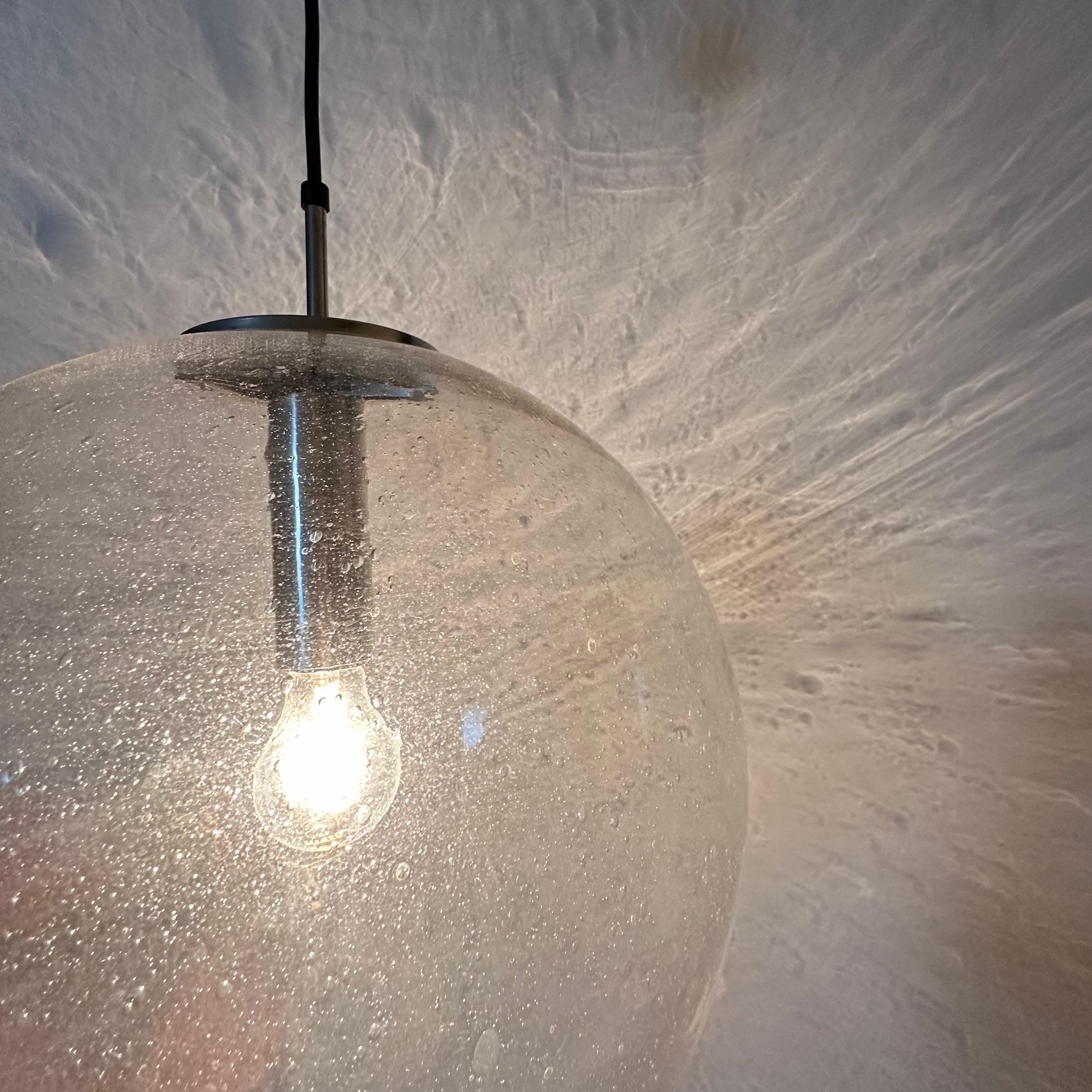Grand globe de lampe suspendue Glashütte Limburg 1970 Allemagne en vente 11