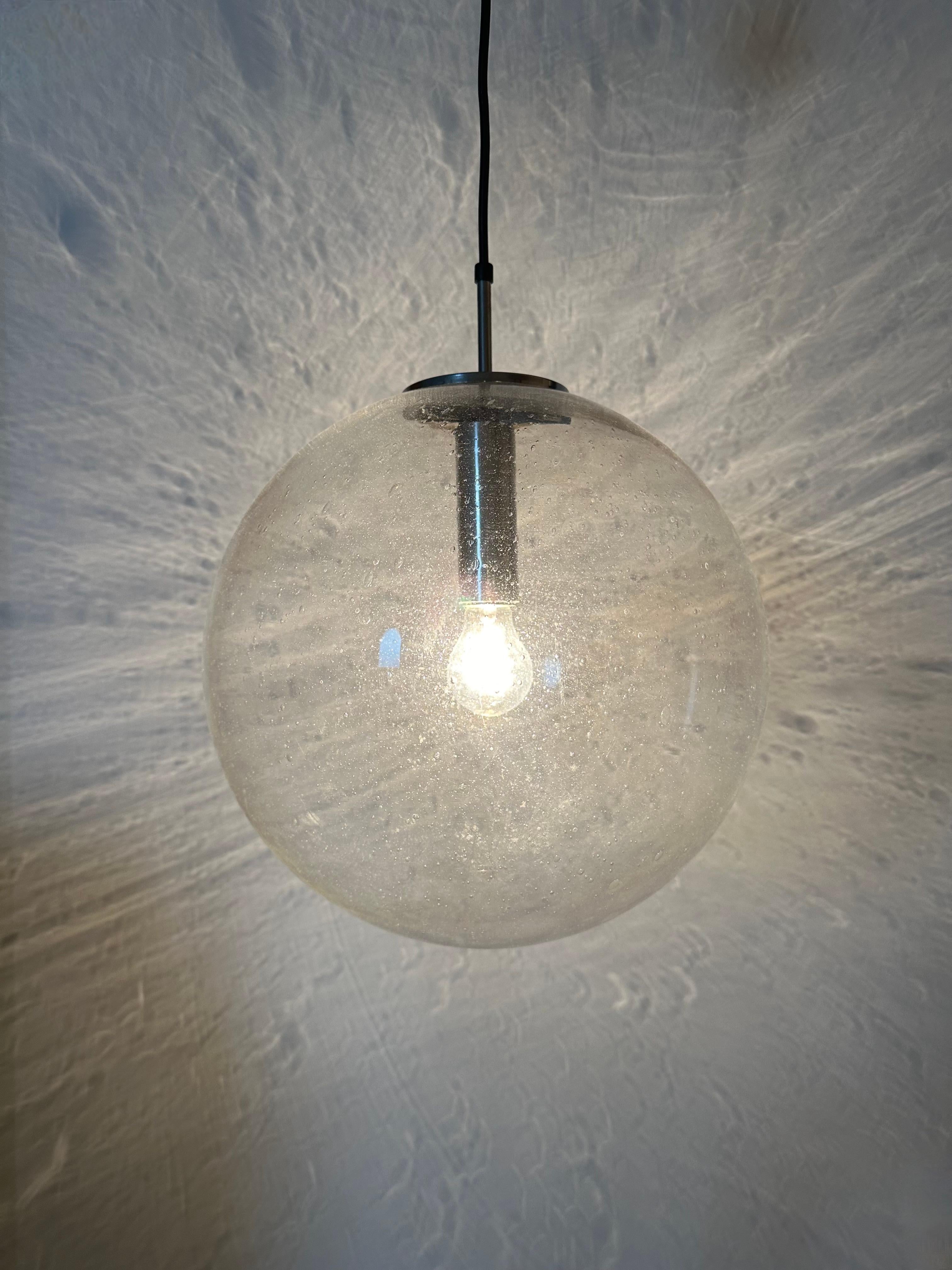 Grande lampada a sospensione a globo di Limburg Glashütte Limburg anni '70 Germania in vendita 11