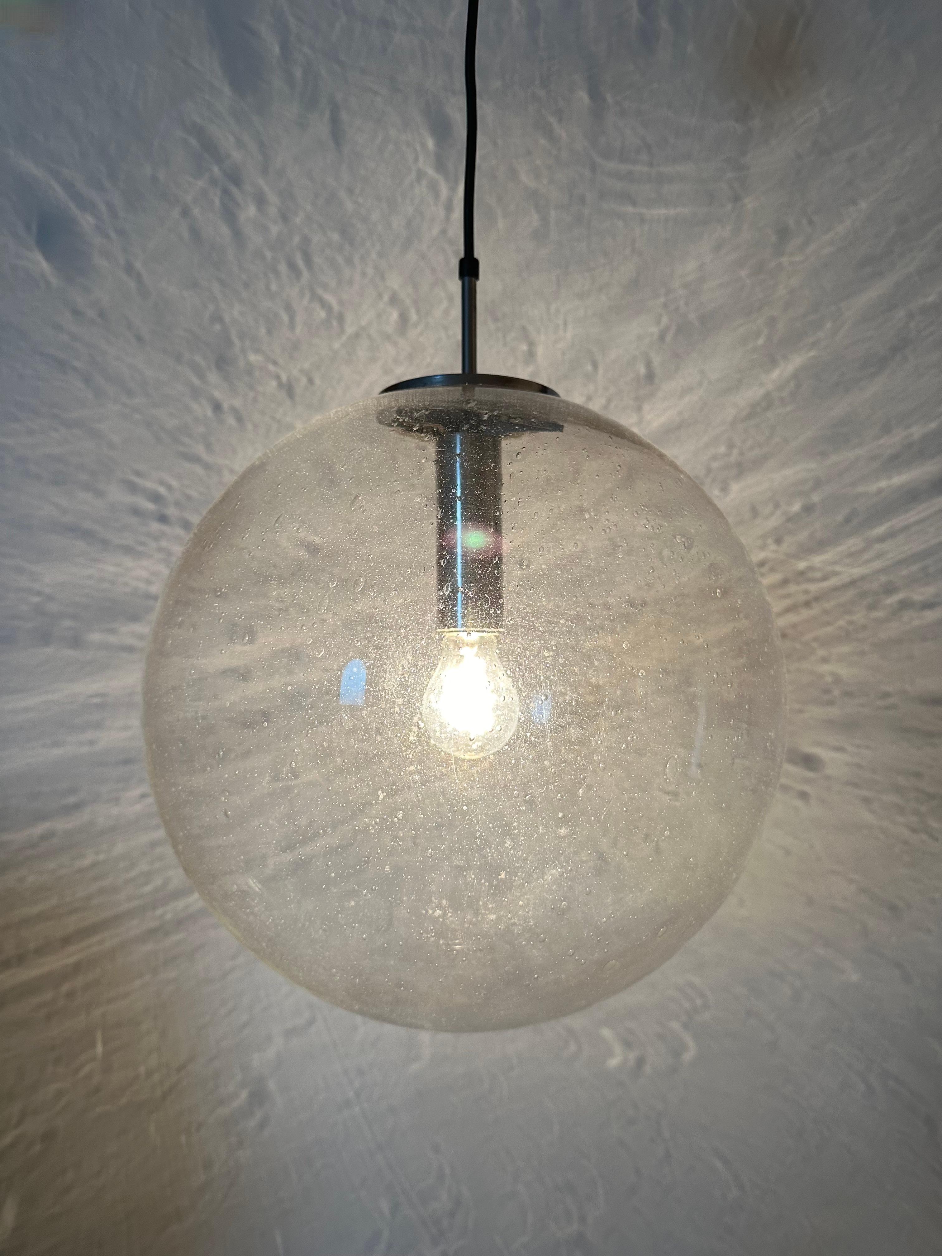 Grande lampada a sospensione a globo di Limburg Glashütte Limburg anni '70 Germania in vendita 12