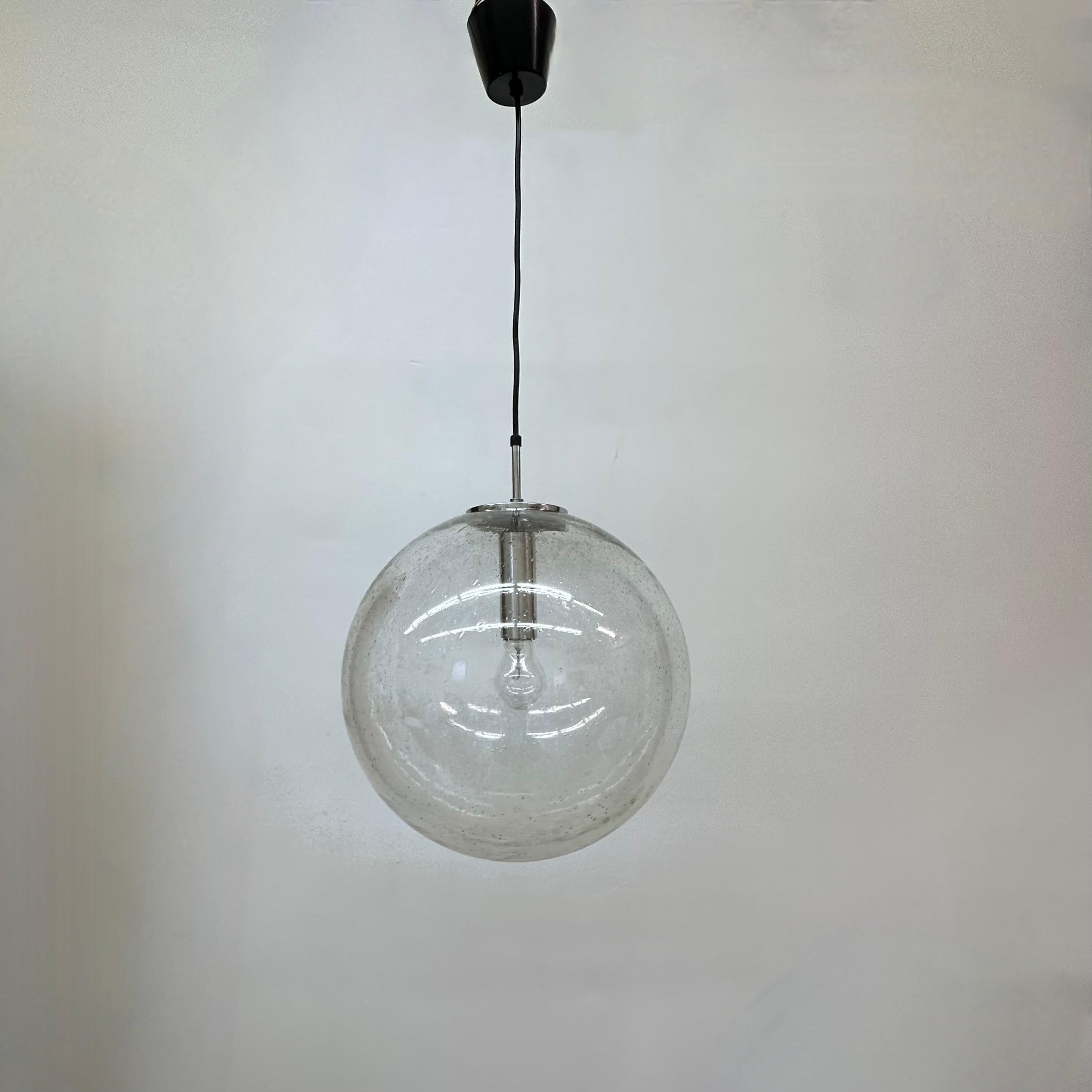 Mid-Century Modern Grand globe de lampe suspendue Glashütte Limburg 1970 Allemagne en vente