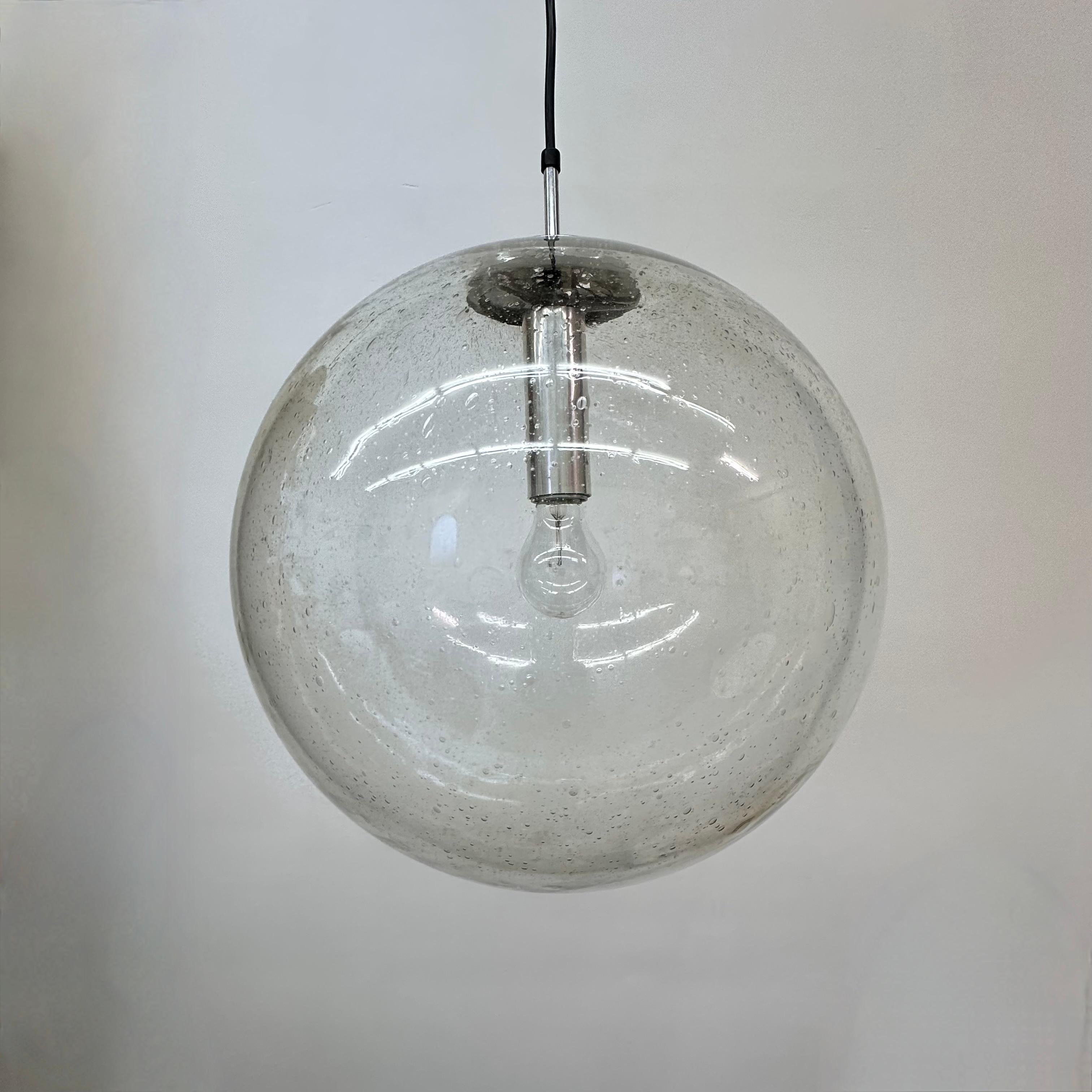 Allemand Grand globe de lampe suspendue Glashütte Limburg 1970 Allemagne en vente