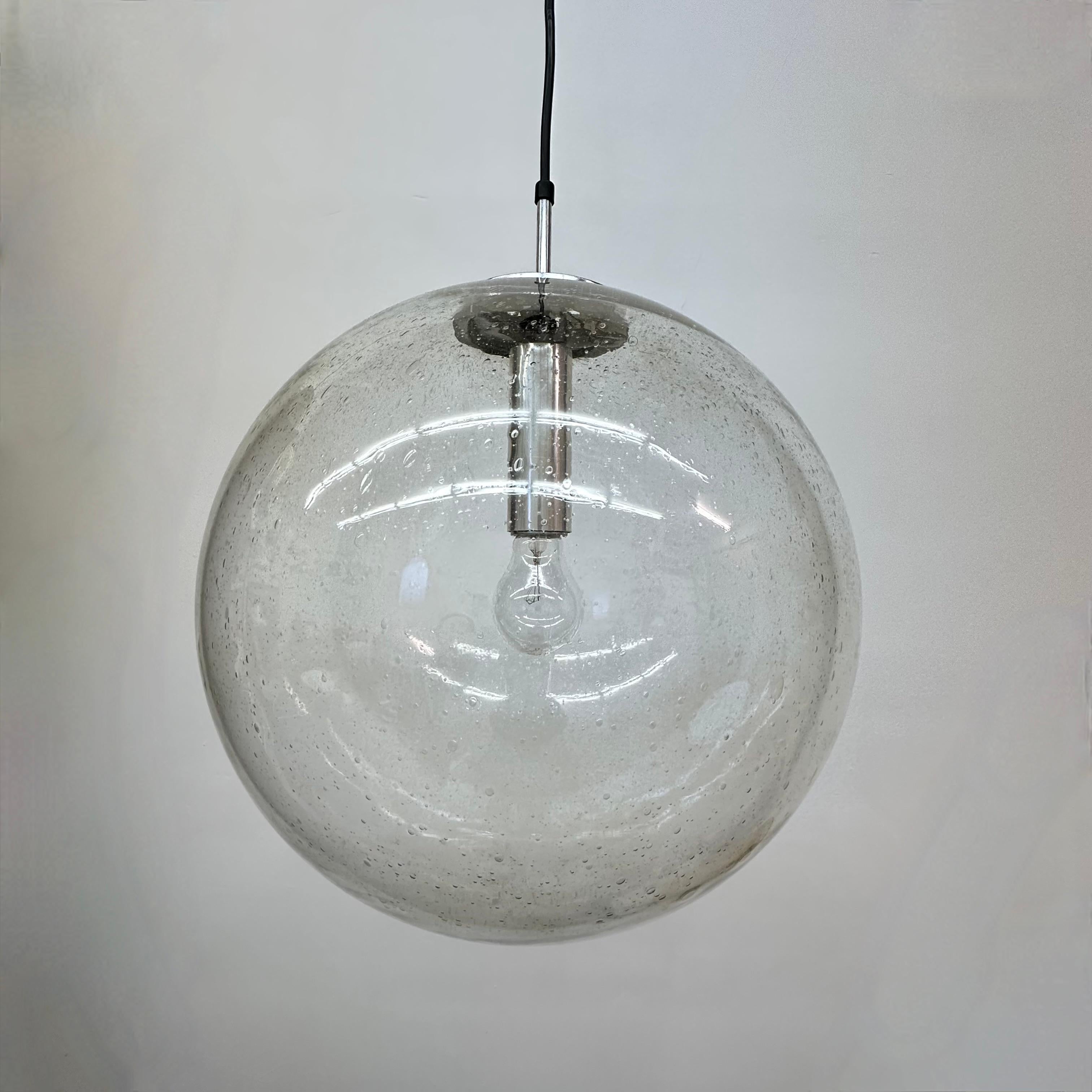 Grand globe de lampe suspendue Glashütte Limburg 1970 Allemagne Excellent état - En vente à Delft, NL