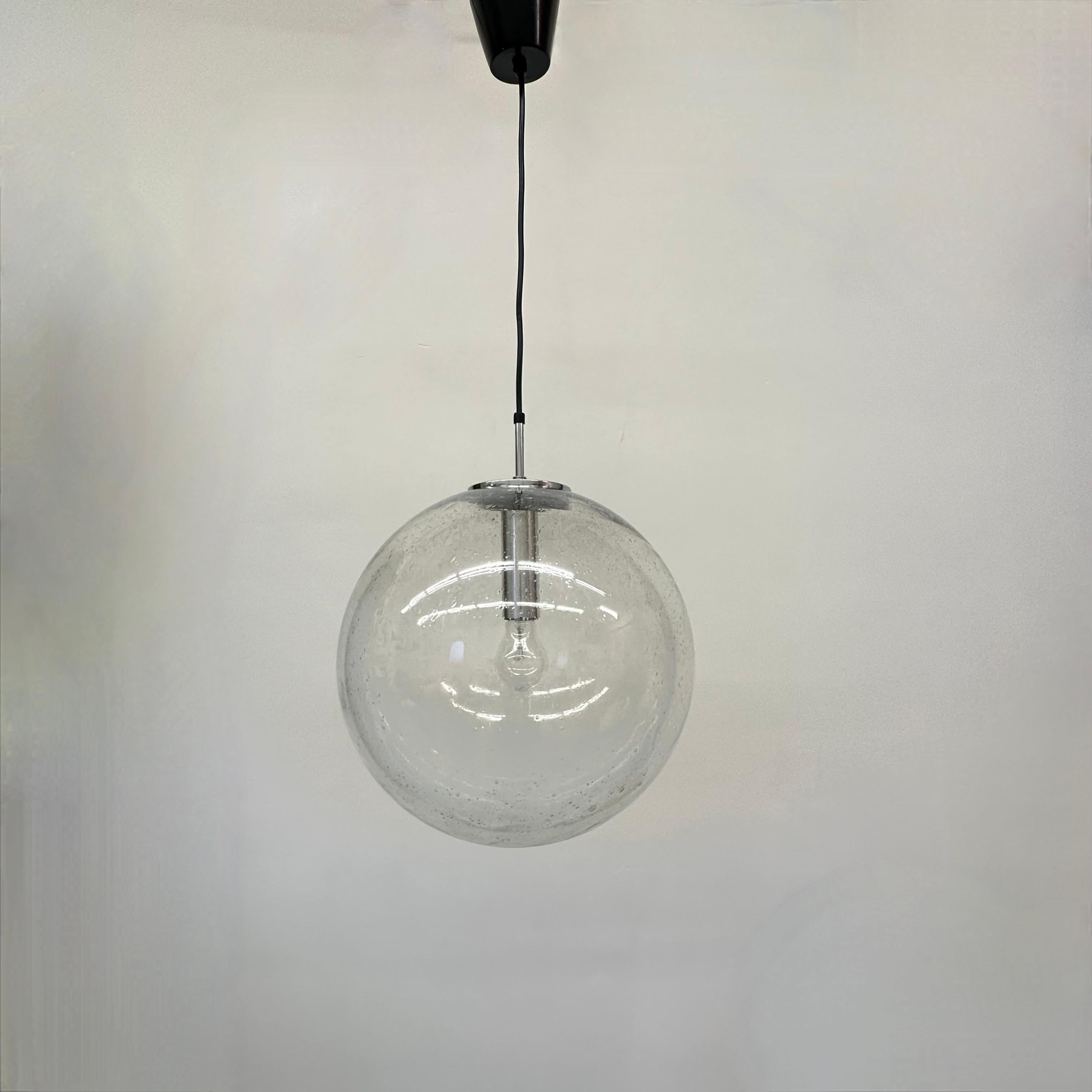 Fin du 20e siècle Grand globe de lampe suspendue Glashütte Limburg 1970 Allemagne en vente