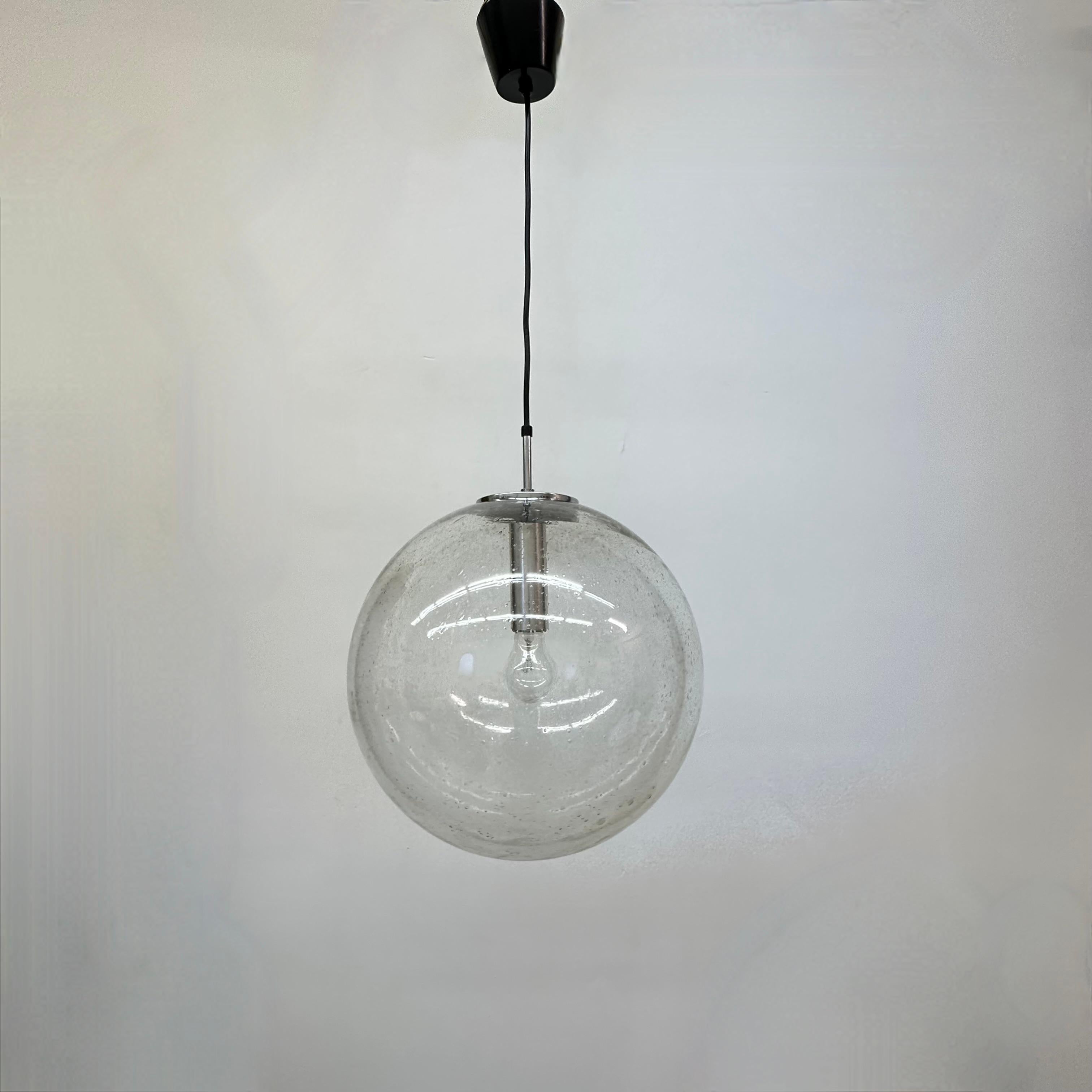 Grande lampada a sospensione a globo di Limburg Glashütte Limburg anni '70 Germania In condizioni buone in vendita a Delft, NL