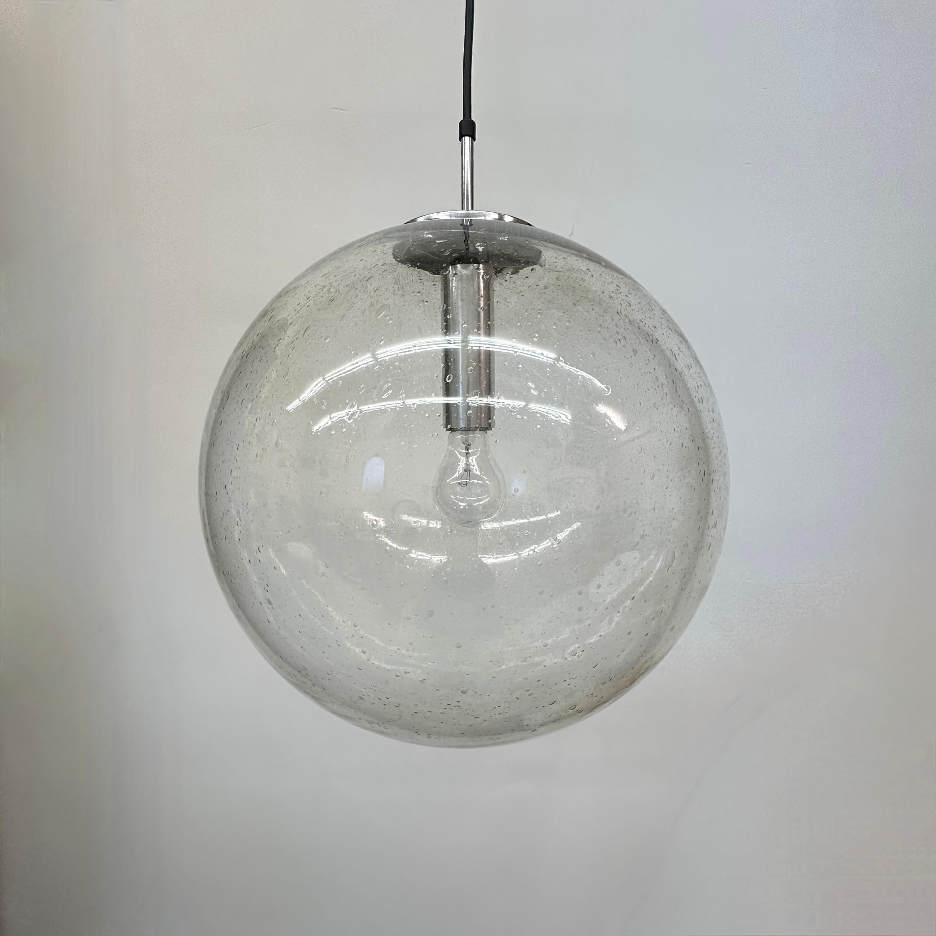Verre Grand globe de lampe suspendue Glashütte Limburg 1970 Allemagne en vente