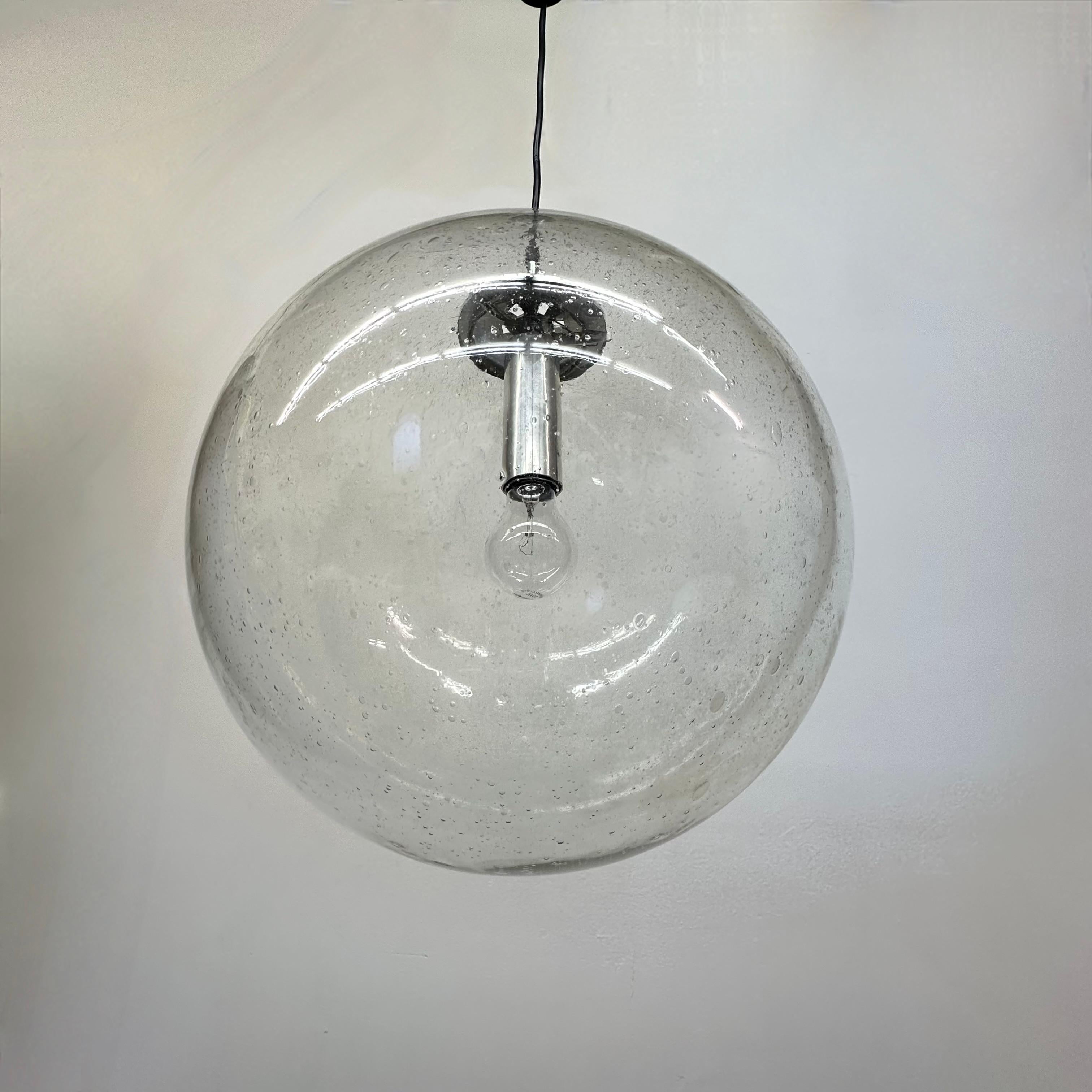 Metallo Grande lampada a sospensione a globo di Limburg Glashütte Limburg anni '70 Germania in vendita