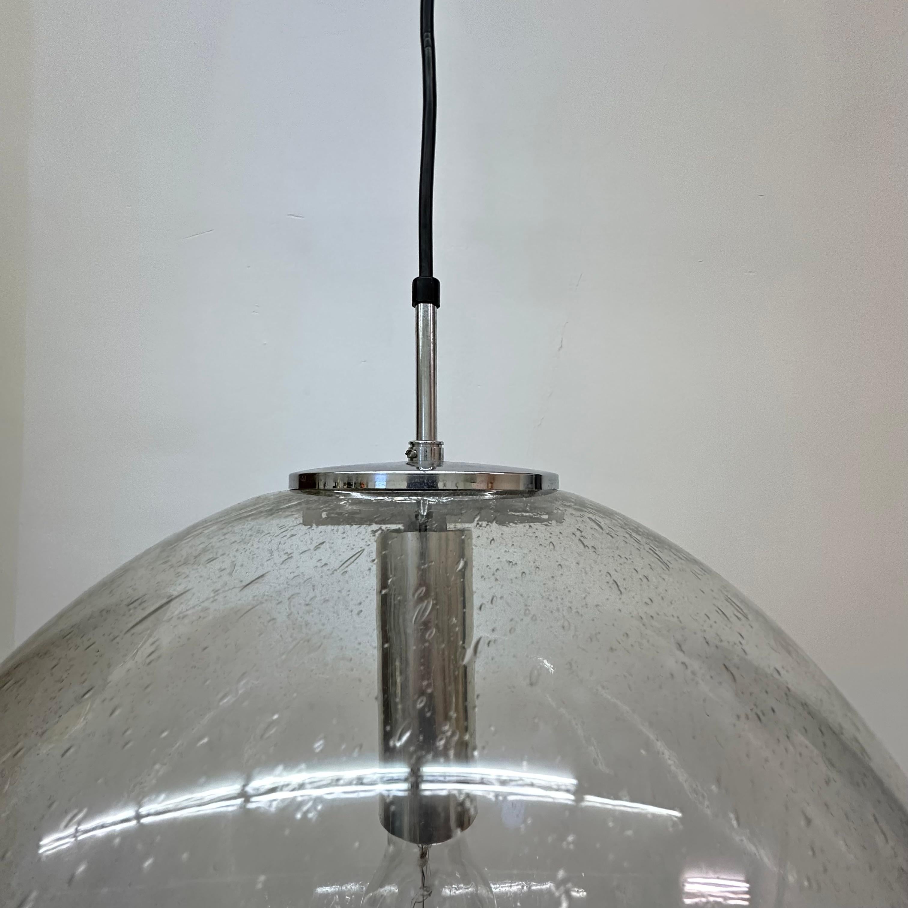 Grand globe de lampe suspendue Glashütte Limburg 1970 Allemagne en vente 2
