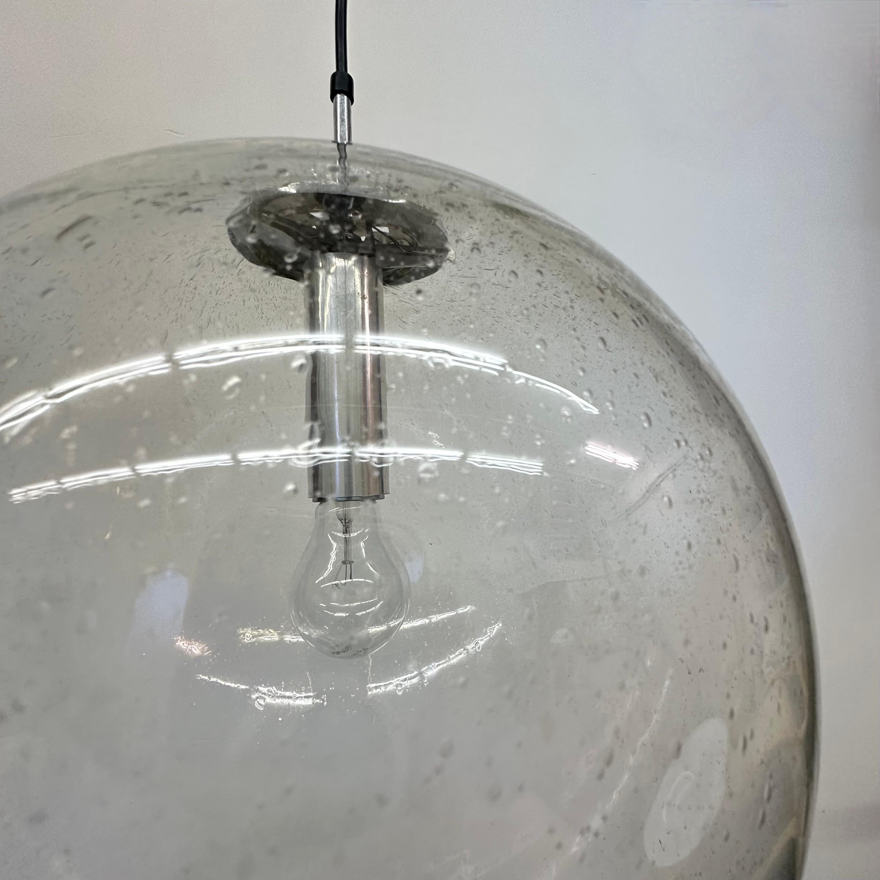 Grand globe de lampe suspendue Glashütte Limburg 1970 Allemagne en vente 3