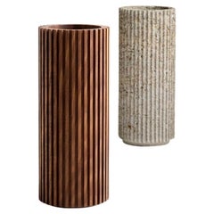 Große Vasen aus Kalkstein und Nussbaumholz des Architekten Nicolas Schuybroek