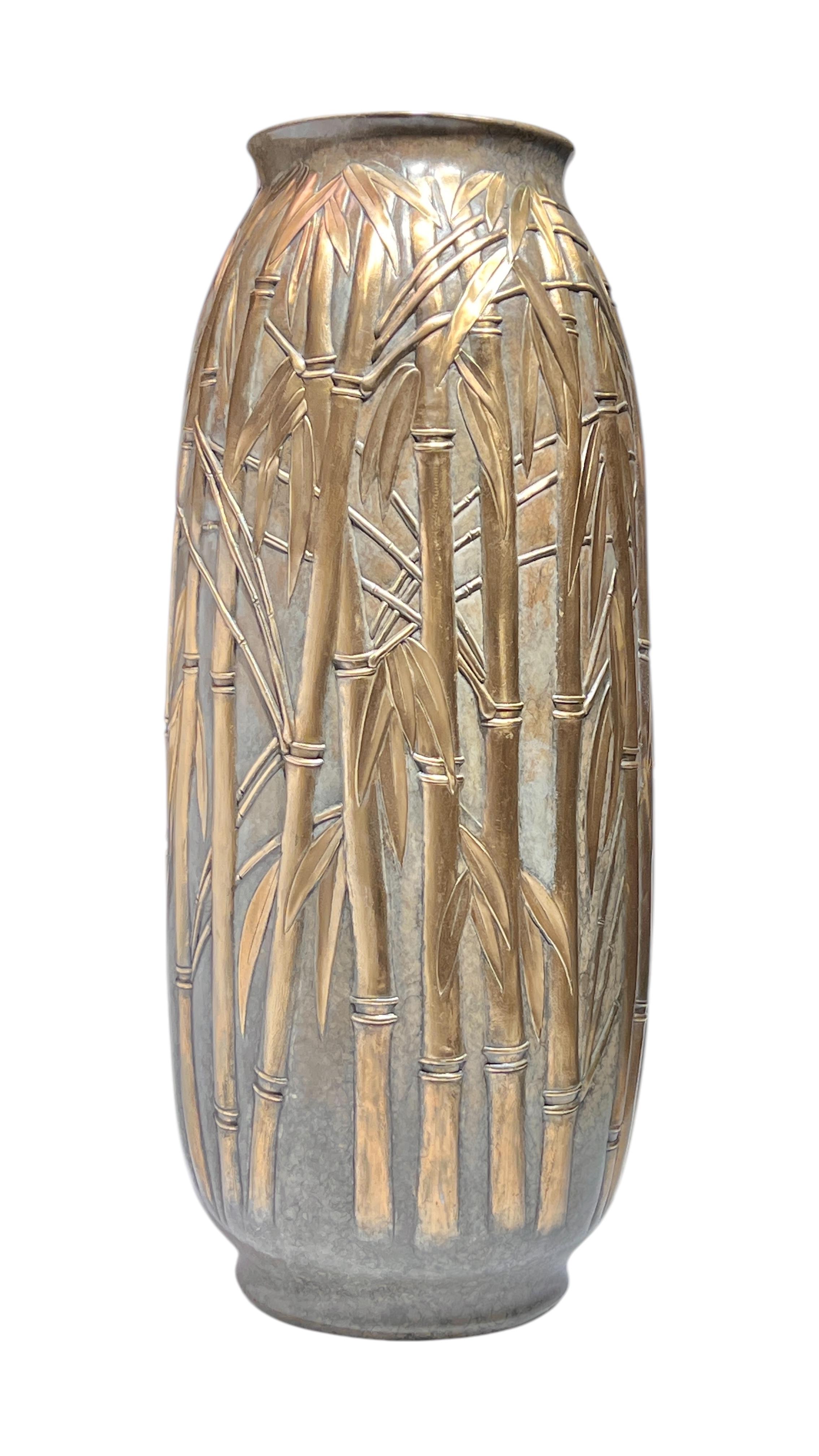 Splendido vaso in bronzo patinato in edizione limitata con motivo di bambù su un fondo marrone screziato simile al marmo, alto 24 pollici, opera dello scultore americano con sede alle Hawaii, James Barker.  Firmato e numerato 11/50