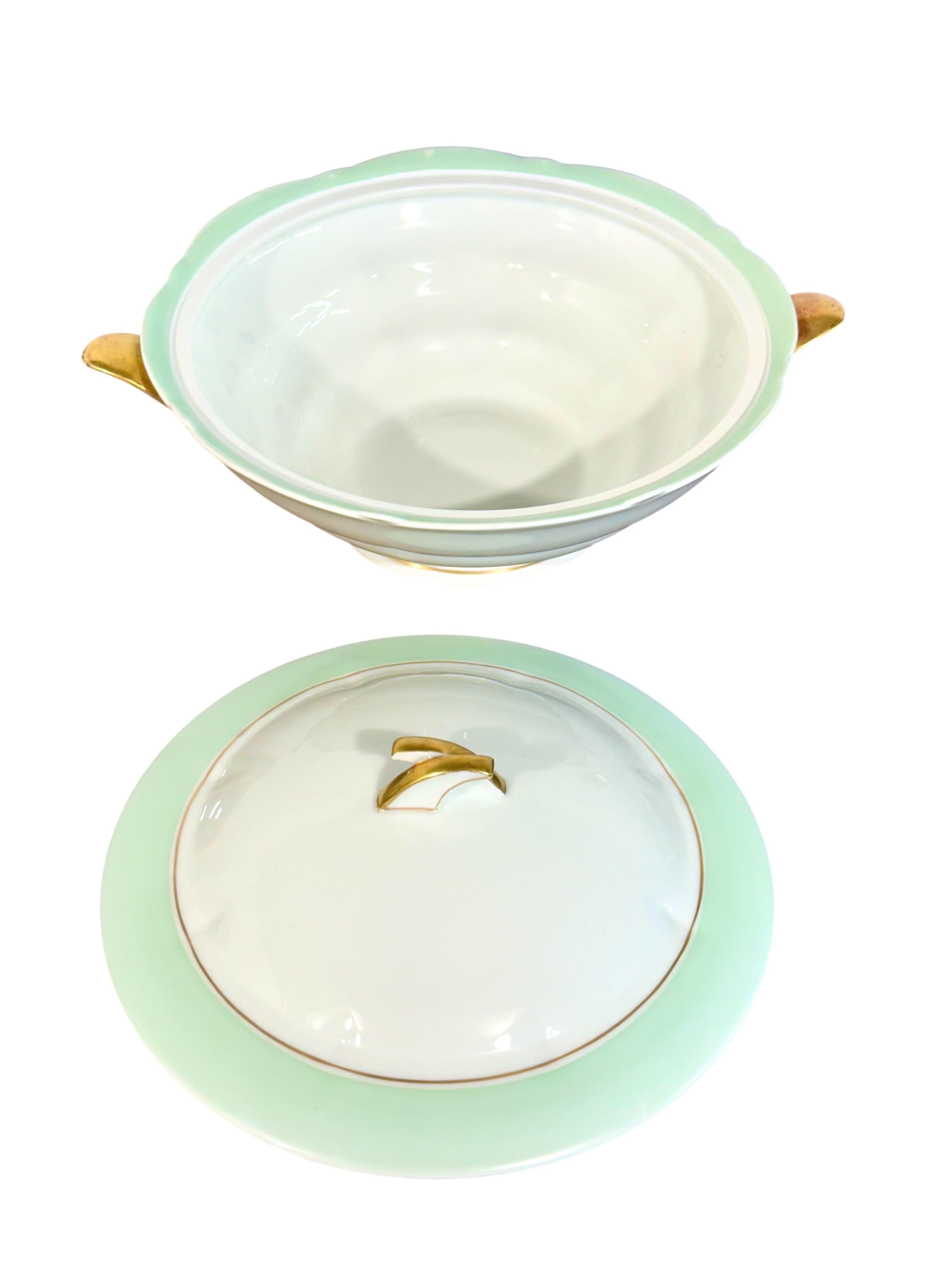 Großes Limoges-Tafelservice von A. Lanternier, Grün & Gold, um 1920 im Angebot 7