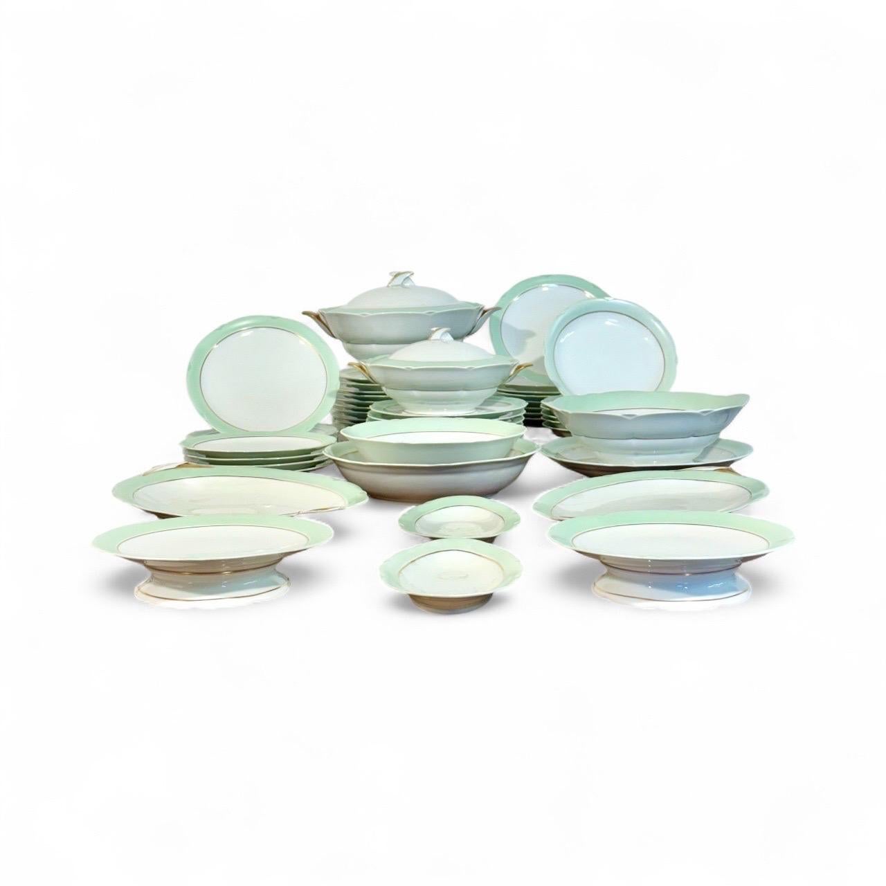 Großes Limoges-Tafelservice von A. Lanternier, Grün & Gold, um 1920 (Französisch) im Angebot