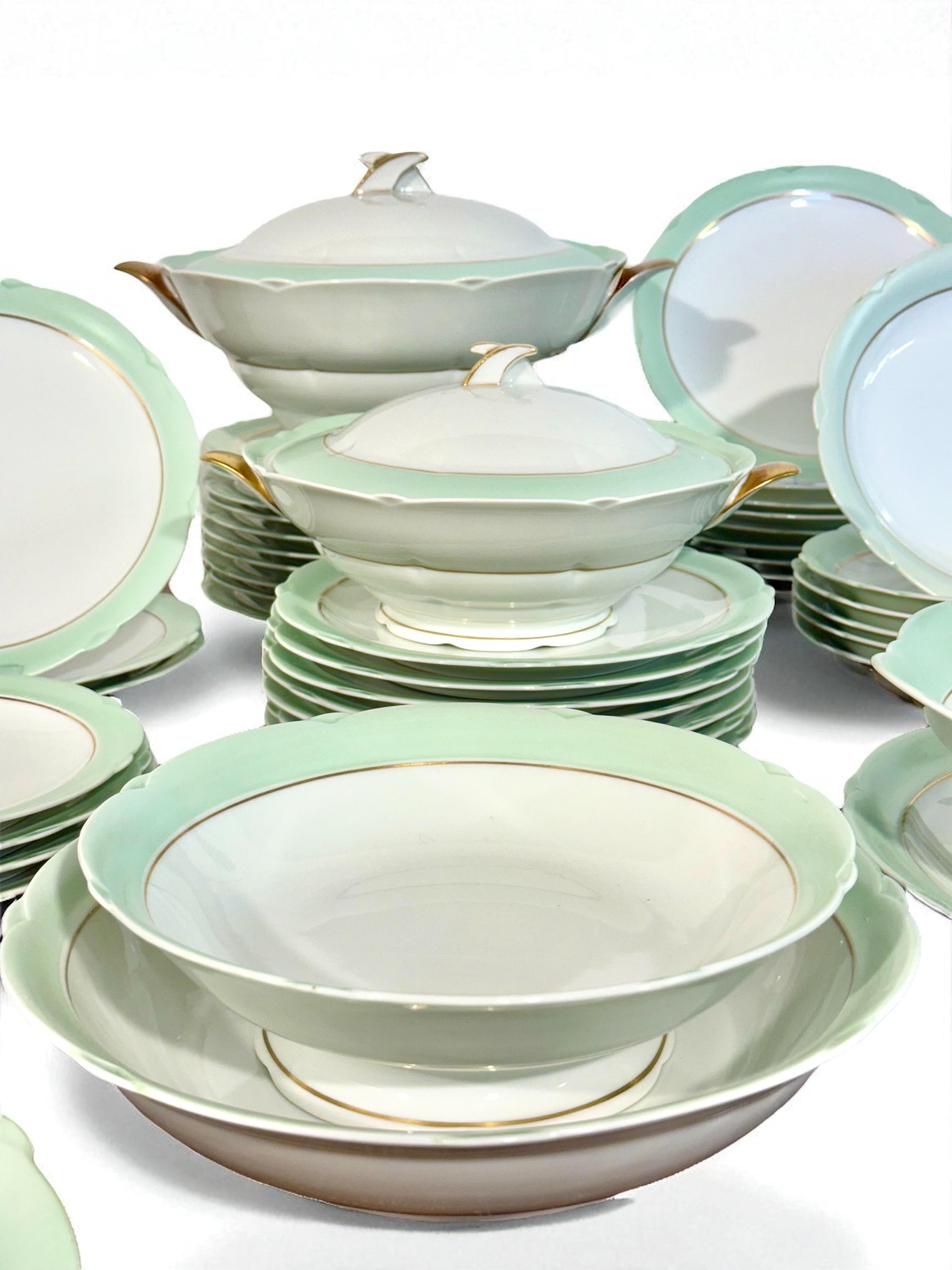 Großes Limoges-Tafelservice von A. Lanternier, Grün & Gold, um 1920 (Vergoldet) im Angebot