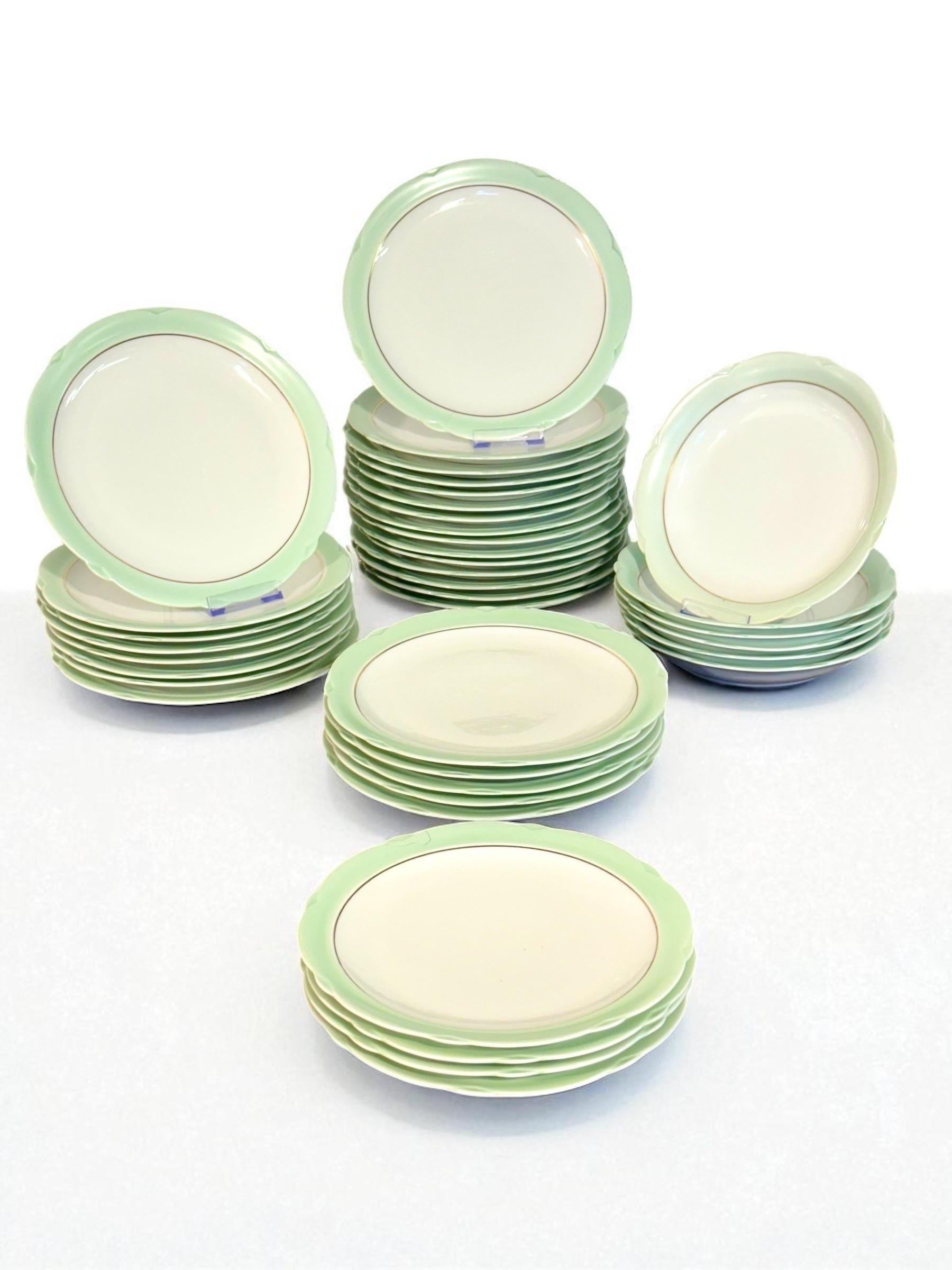 Großes Limoges-Tafelservice von A. Lanternier, Grün & Gold, um 1920 im Zustand „Gut“ im Angebot in LA CIOTAT, FR