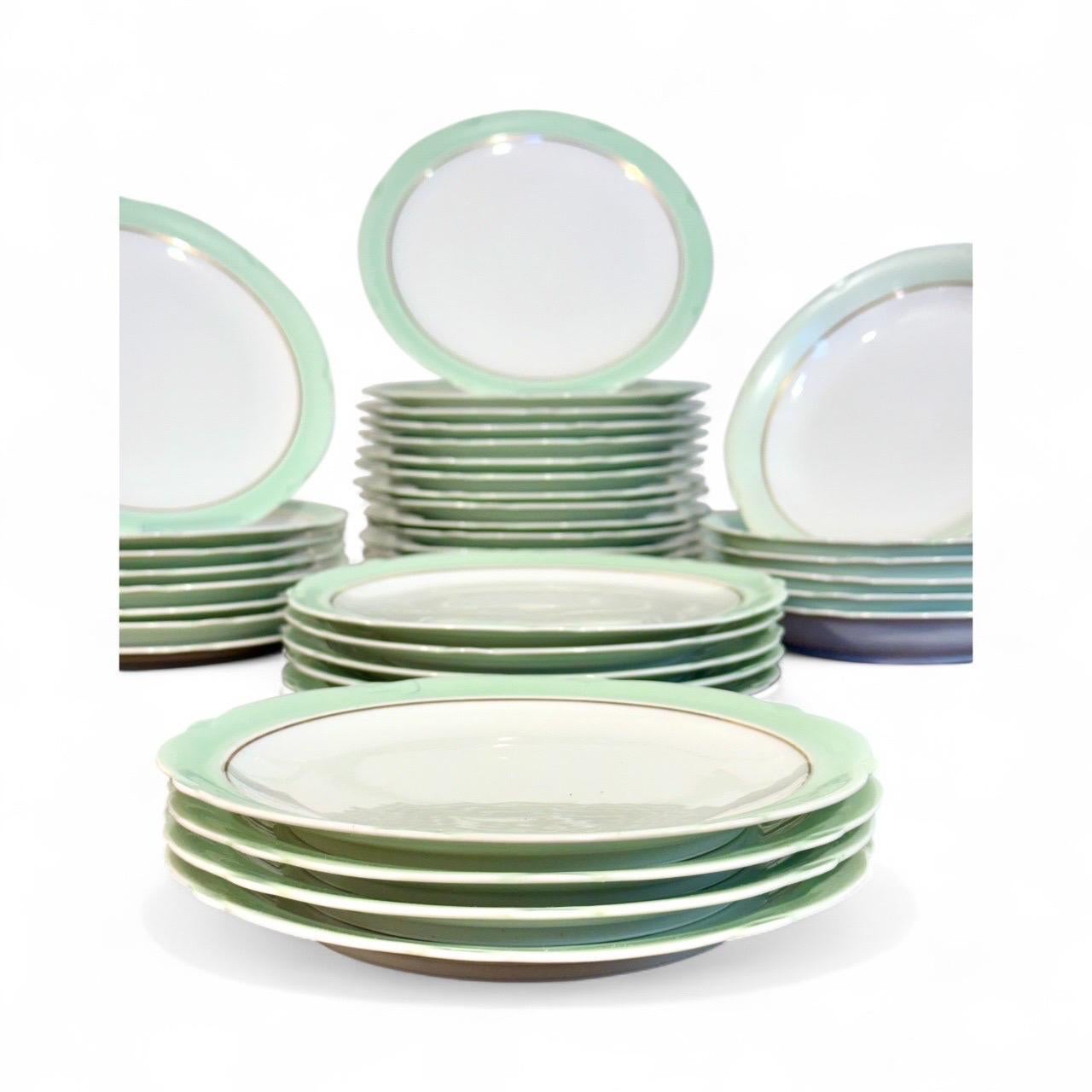 Großes Limoges-Tafelservice von A. Lanternier, Grün & Gold, um 1920 (20. Jahrhundert) im Angebot