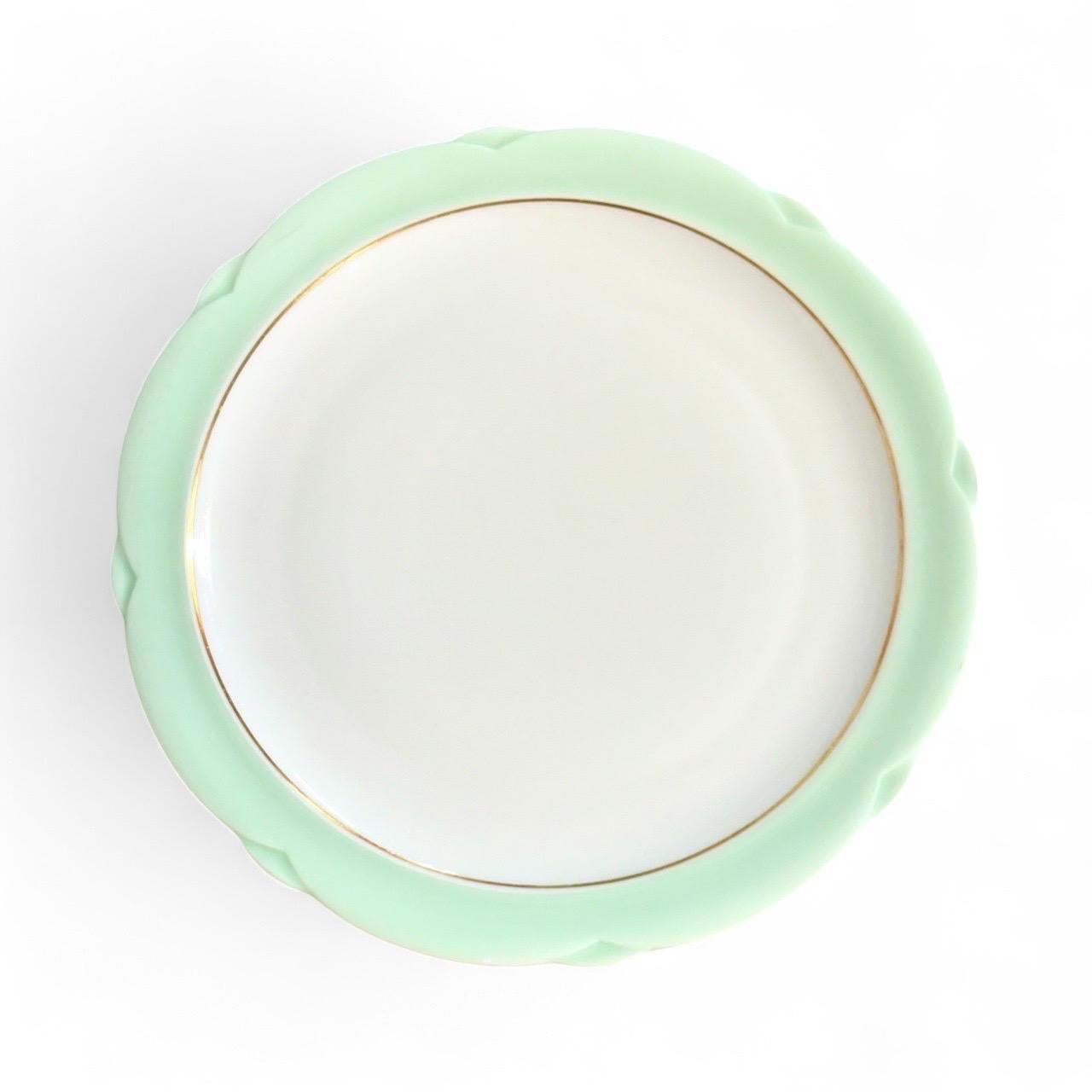 Großes Limoges-Tafelservice von A. Lanternier, Grün & Gold, um 1920 (Porzellan) im Angebot