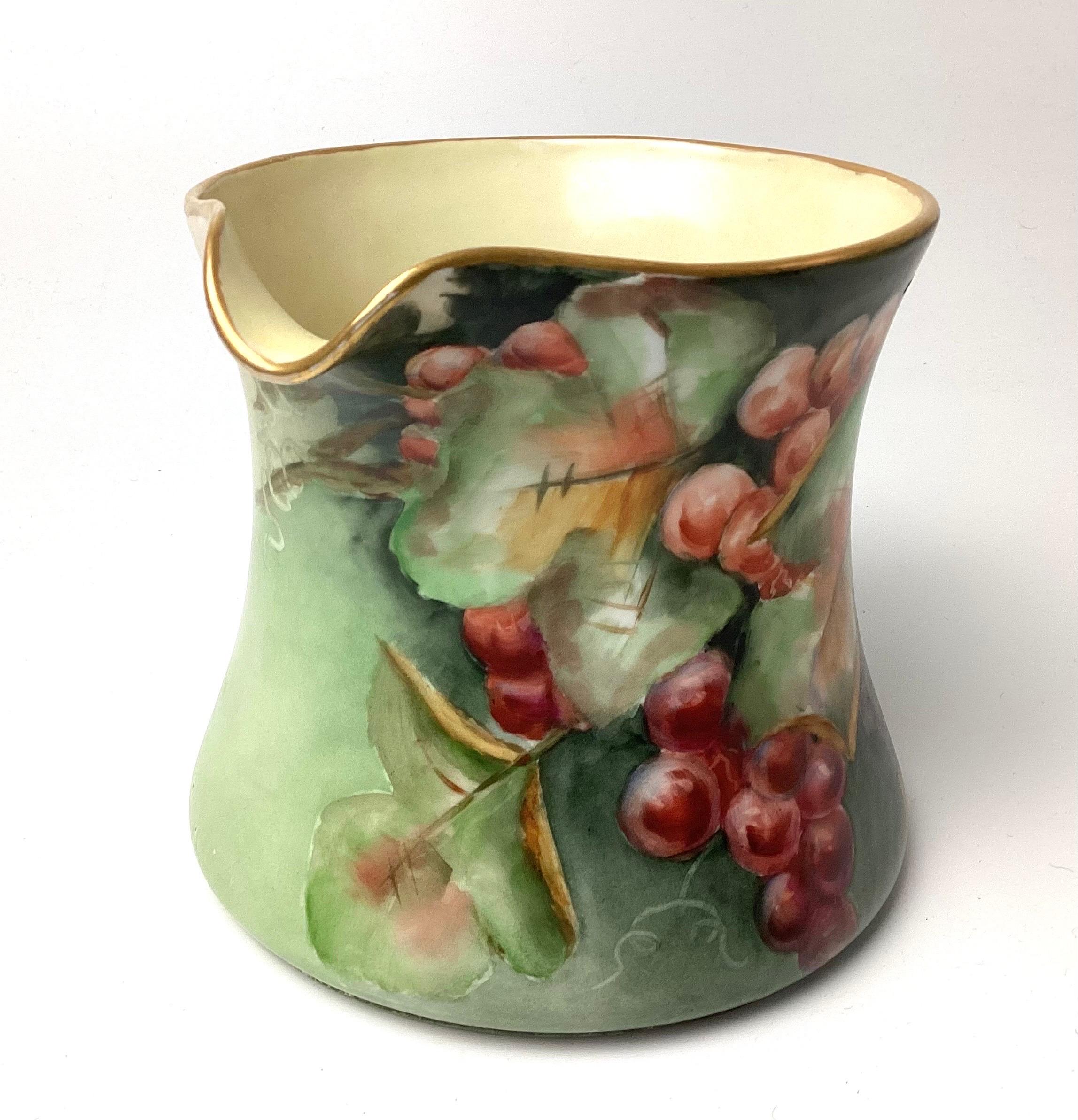 Français Grand pichet à eau de Limoges peint à la main avec des raisins en vente