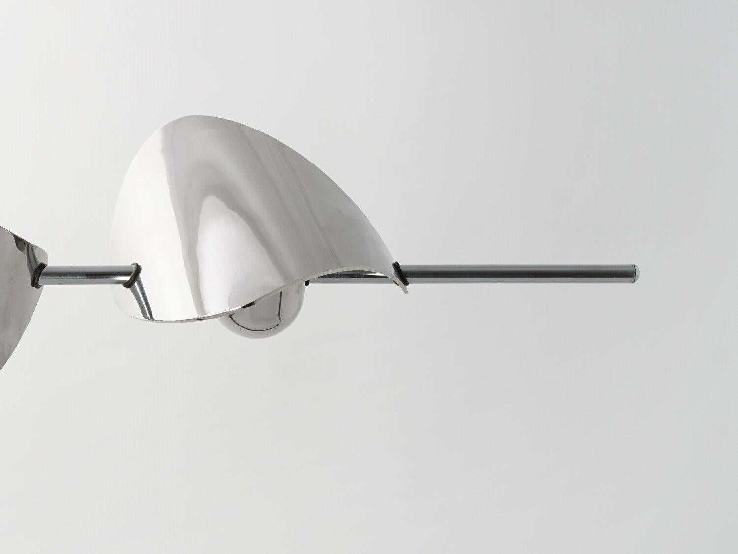 Alluminio Grande lampadario lineare scultoreo in ottone o nichel, fatto a mano in Svezia in vendita