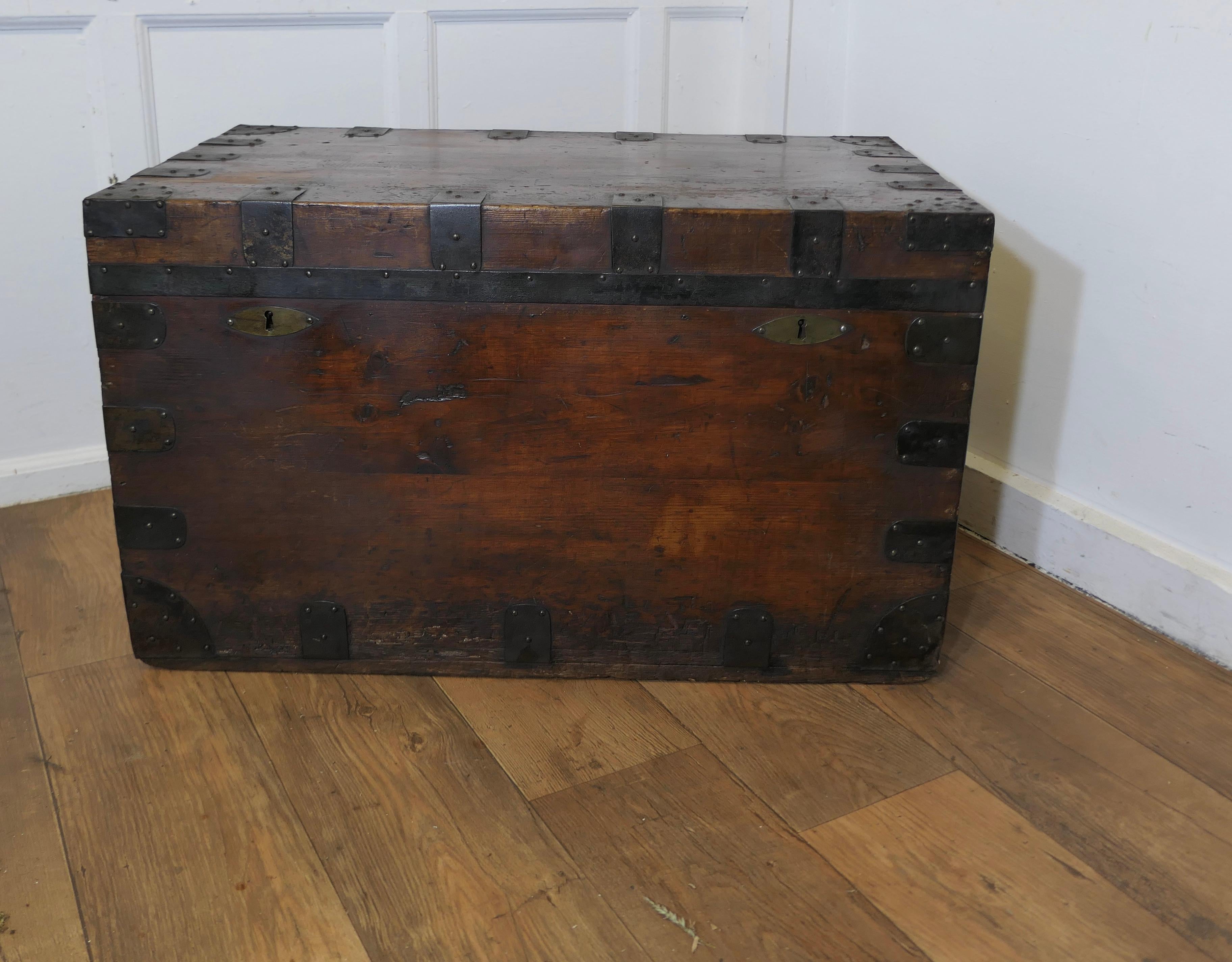 Grande baule da viaggio con fascia in ferro foderato di H D Dean

Questo pezzo è rivestito in zinco per proteggere i tuoi oggetti in mare e l'etichetta del produttore si trova all'interno del coperchio.
Si tratta di una scatola di ottima qualità,