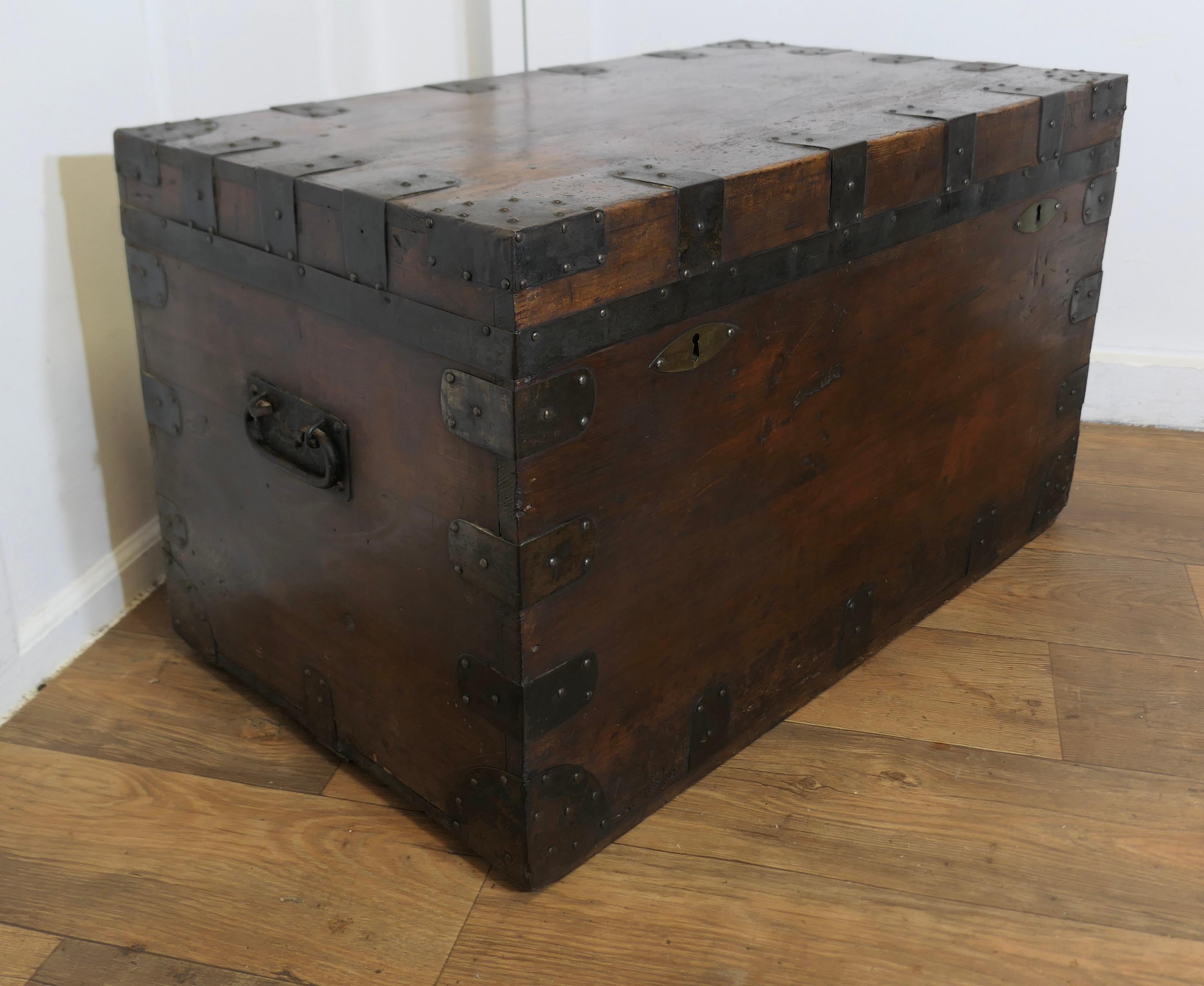 Grande baule da viaggio con fascia in ferro foderato di H D Dean In condizioni buone in vendita a Godshill, Isle of Wight