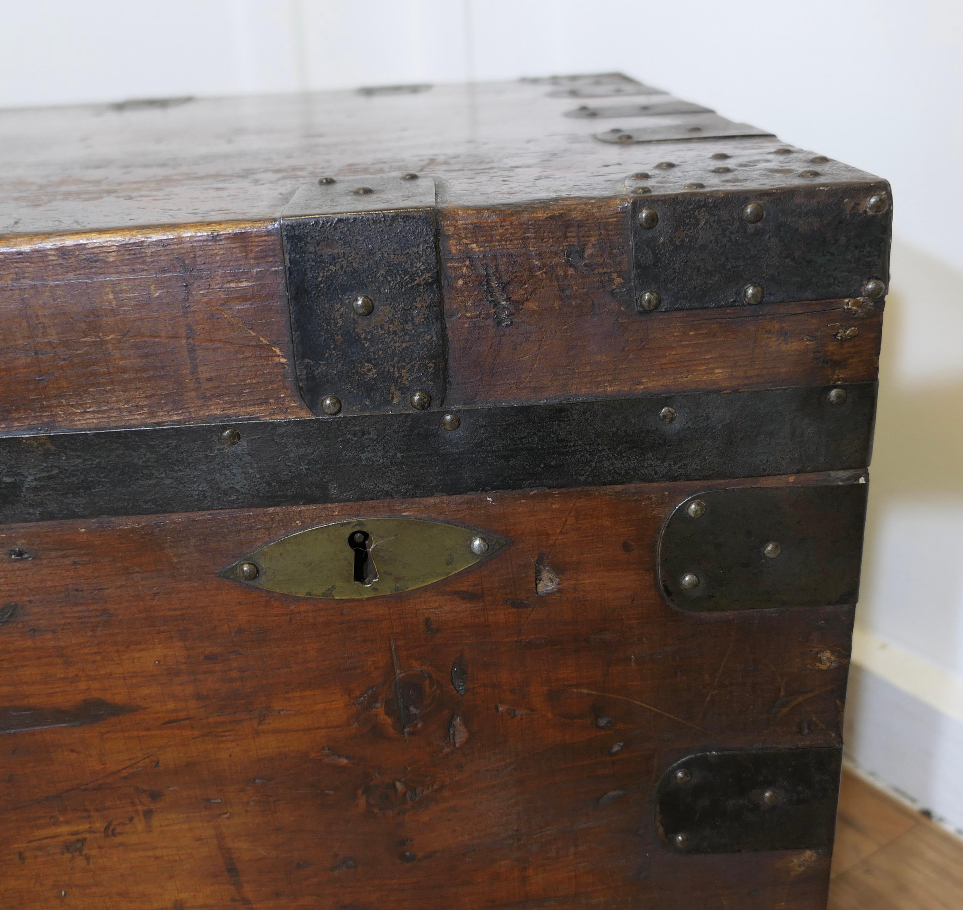 XIX secolo Grande baule da viaggio con fascia in ferro foderato di H D Dean in vendita