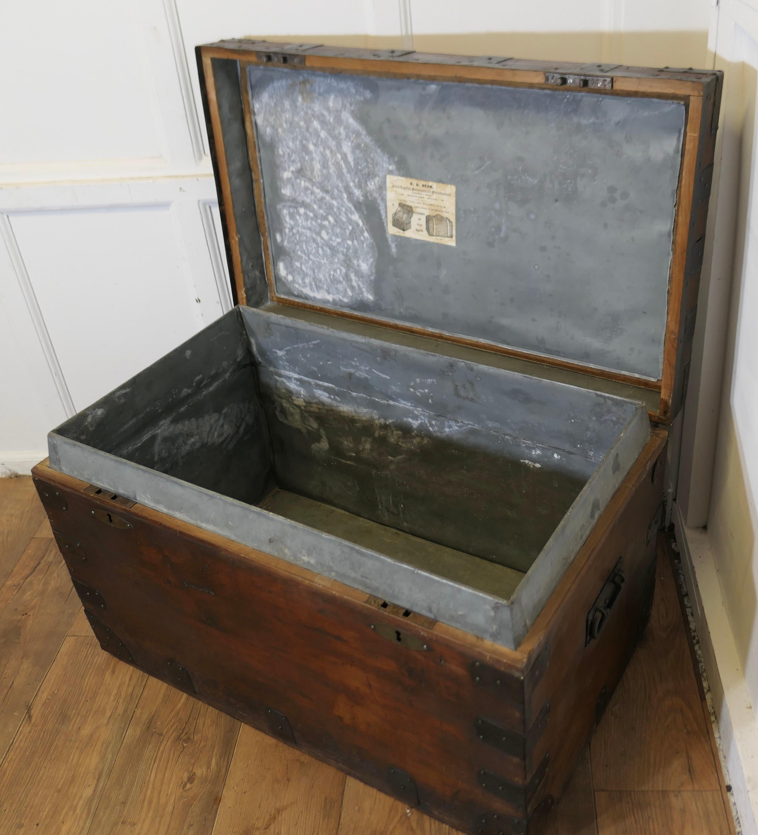 Pino Grande baule da viaggio con fascia in ferro foderato di H D Dean in vendita