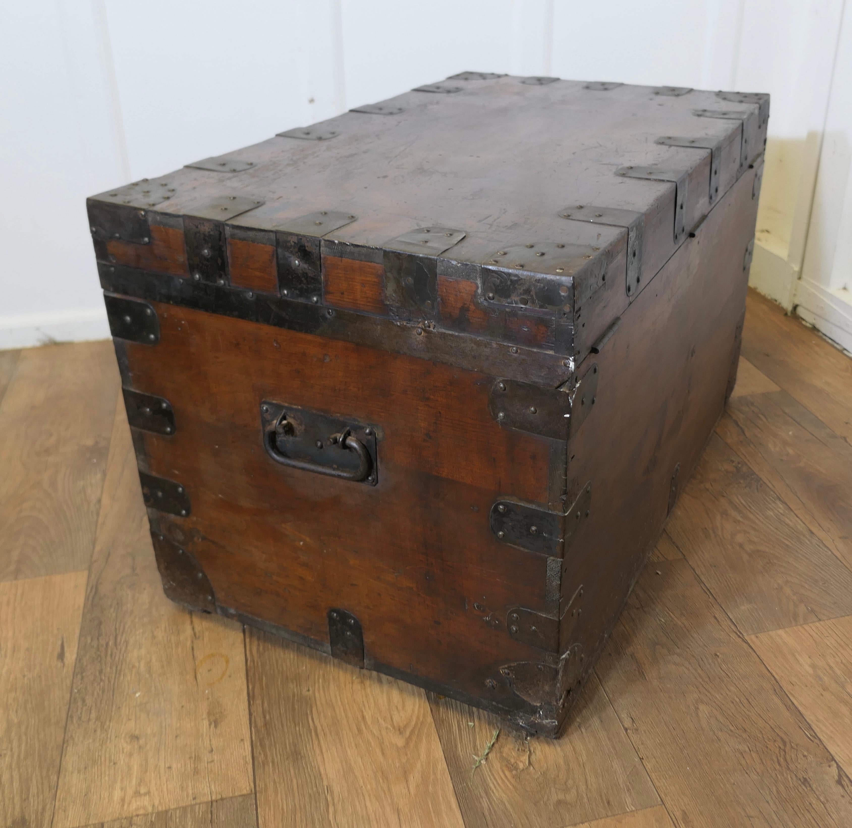 Grande baule da viaggio con fascia in ferro foderato di H D Dean in vendita 2