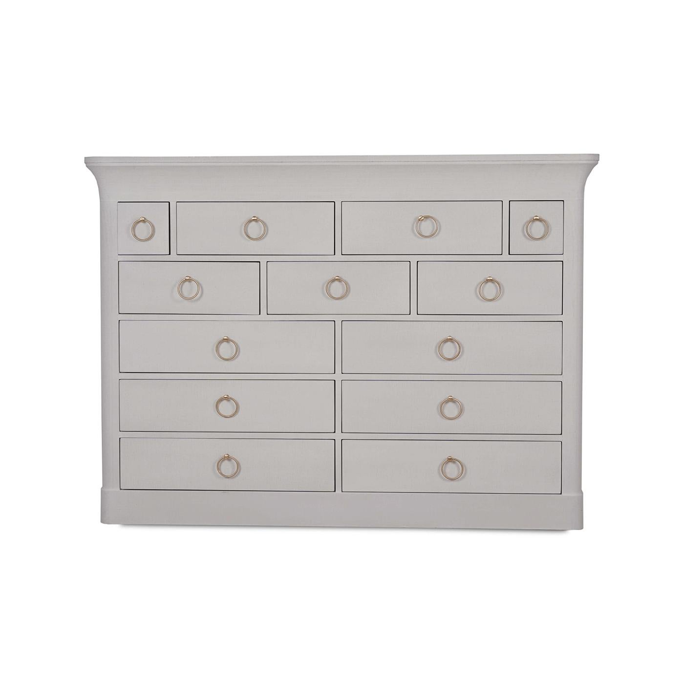 Un mélange parfait d'élégance et de fonctionnalité pour toute chambre à coucher moderne. Cette pièce exquise est méticuleusement enveloppée dans un luxueux lin blanc tourterelle, offrant une texture sophistiquée et un ton doux et neutre qui complète