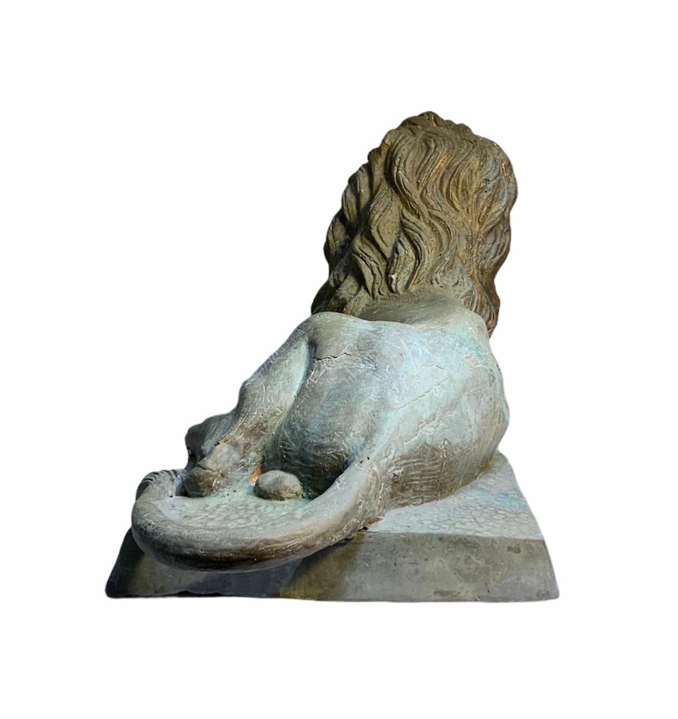 Néo-classique Grande sculpture en bronze - Figure de lion en vente