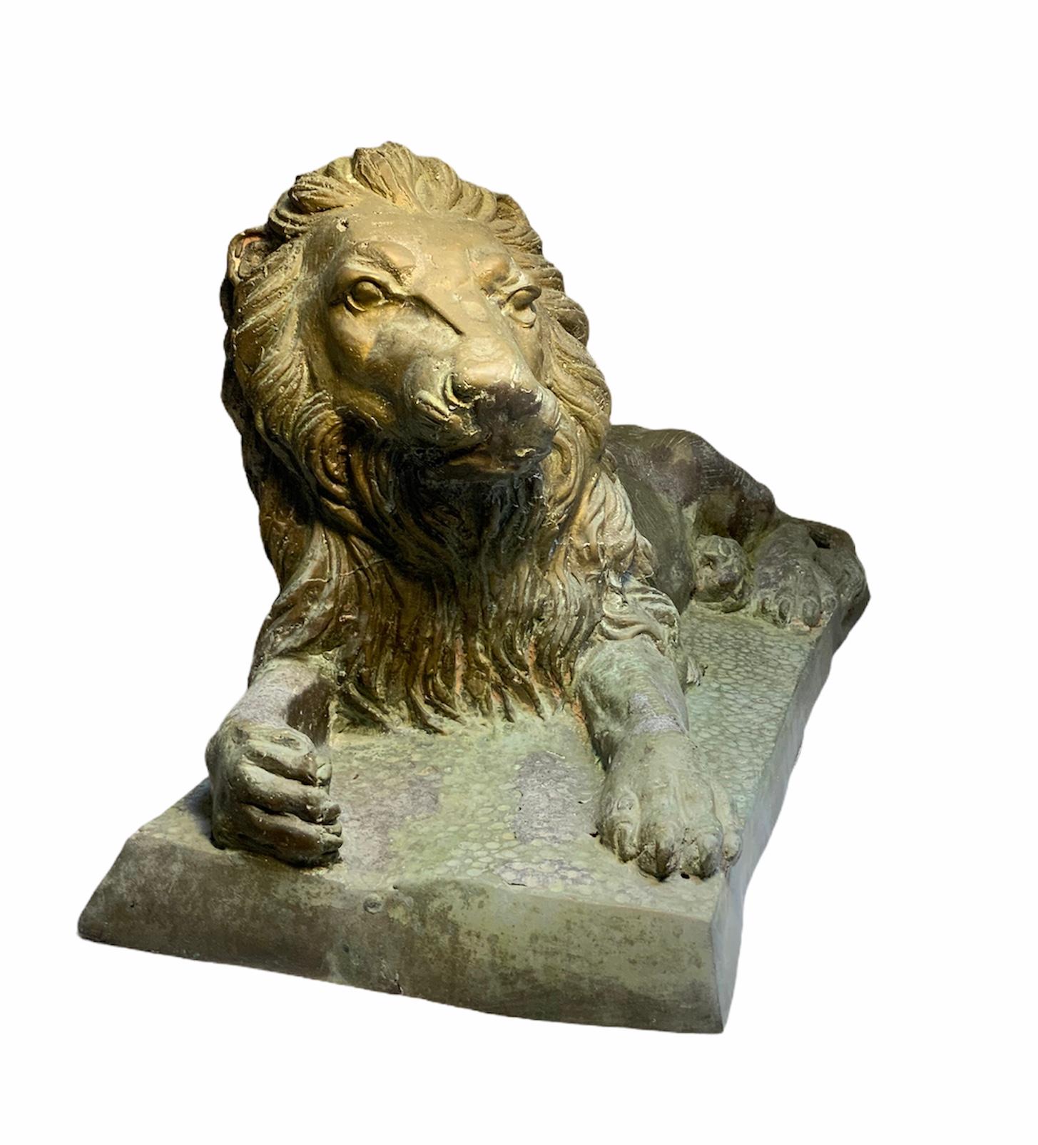 Inconnu Grande sculpture en bronze - Figure de lion en vente