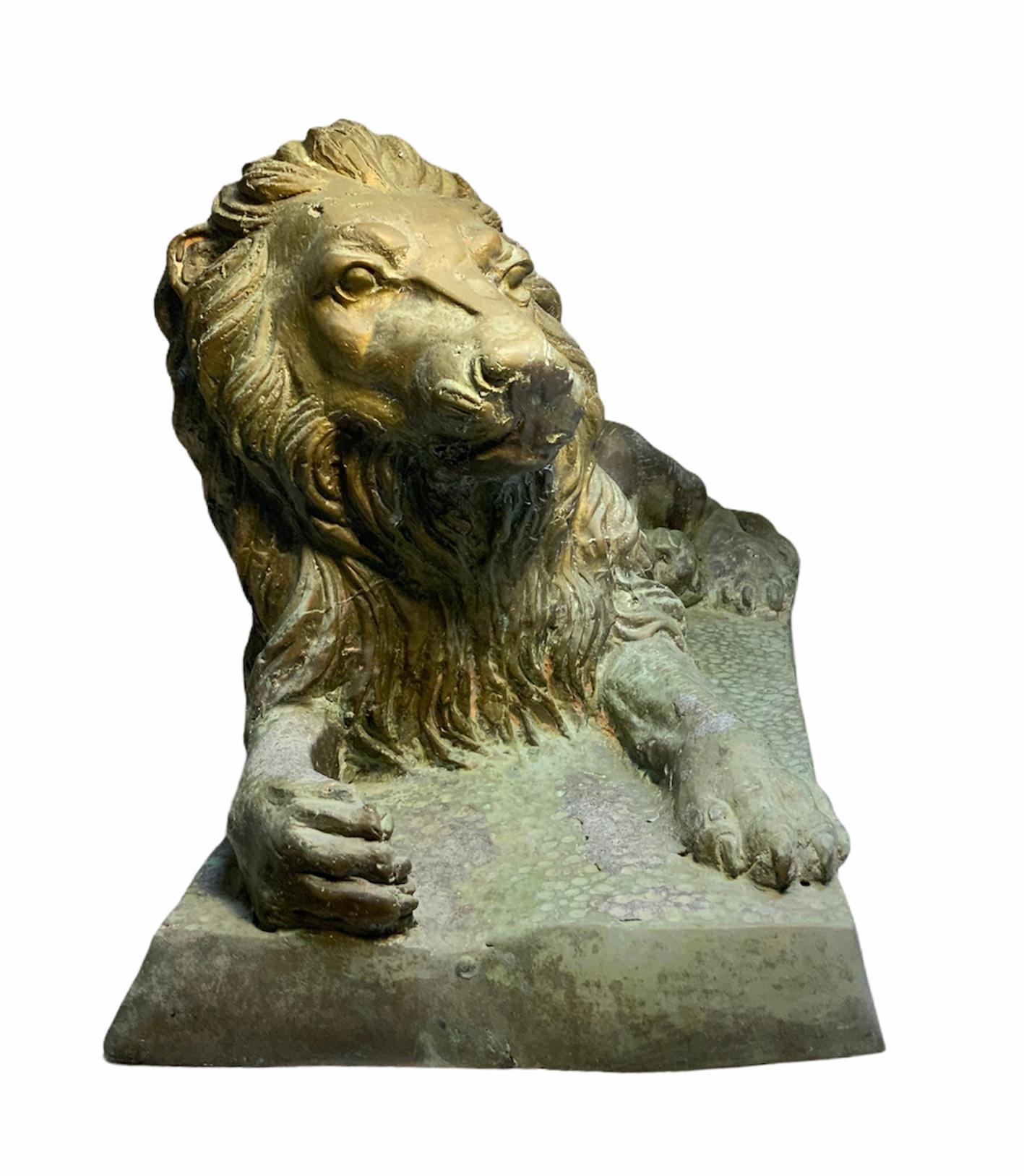 Moulé Grande sculpture en bronze - Figure de lion en vente