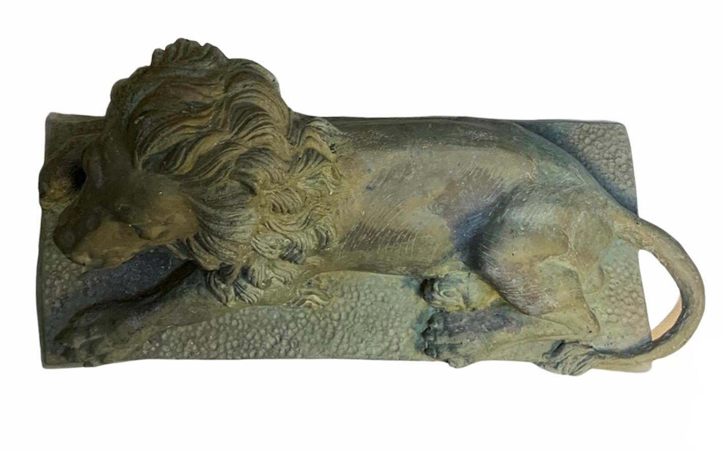 20ième siècle Grande sculpture en bronze - Figure de lion en vente