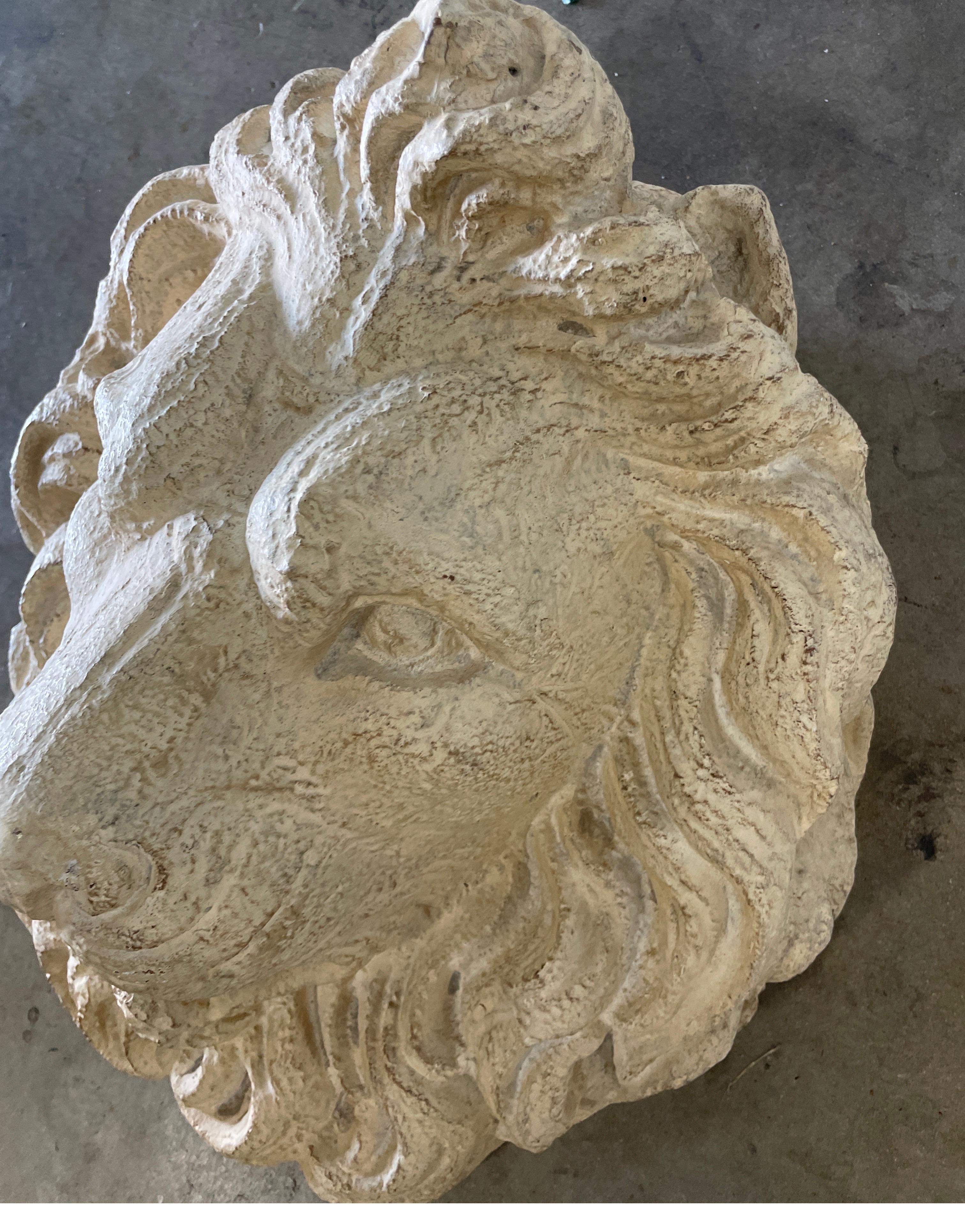20ième siècle Grande sculpture de tête de lion en vente