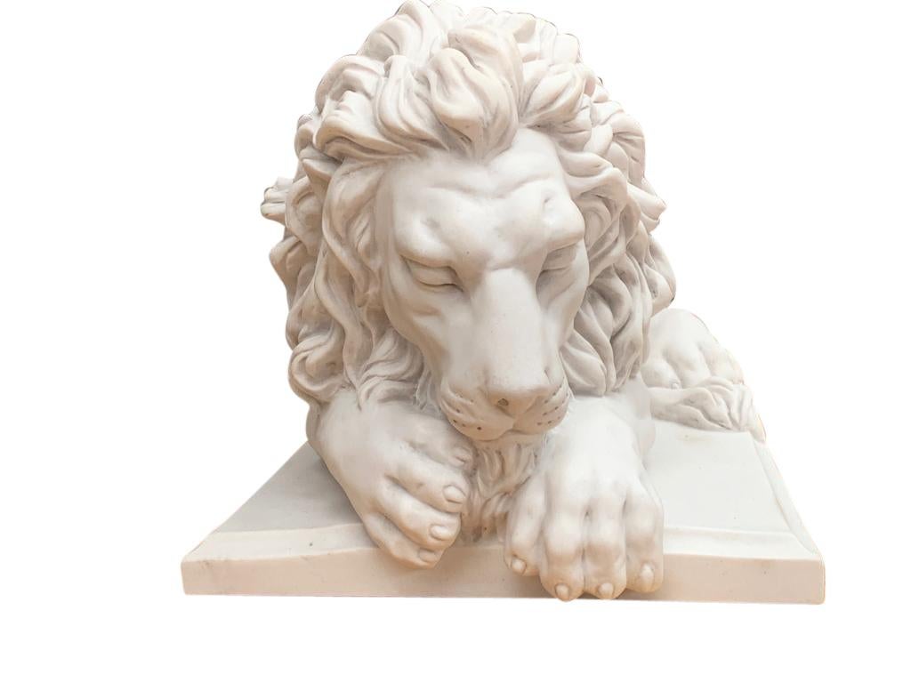 Large Marble Lions Statue in Pair, 20th Century In Excellent Condition In London, GB