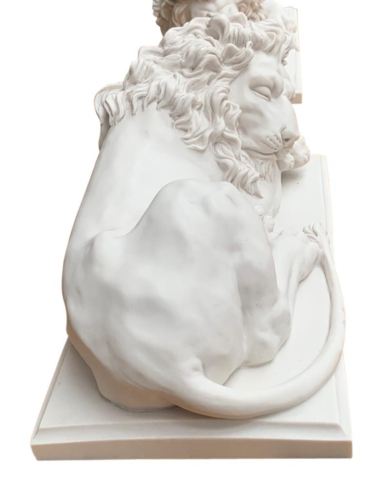 XX secolo Grande statua di leone in marmo in coppia, 20° secolo