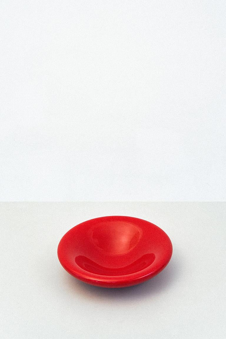 Epoxy guru Vincent de Rijk has made lustrous, shallow-bowls in a range of hypnotising colours and opacities. It's the perfect bowl to keep all life necessities. Exclusively produced for RiRa.

This Liquidish in tomato is a classic shade of red –