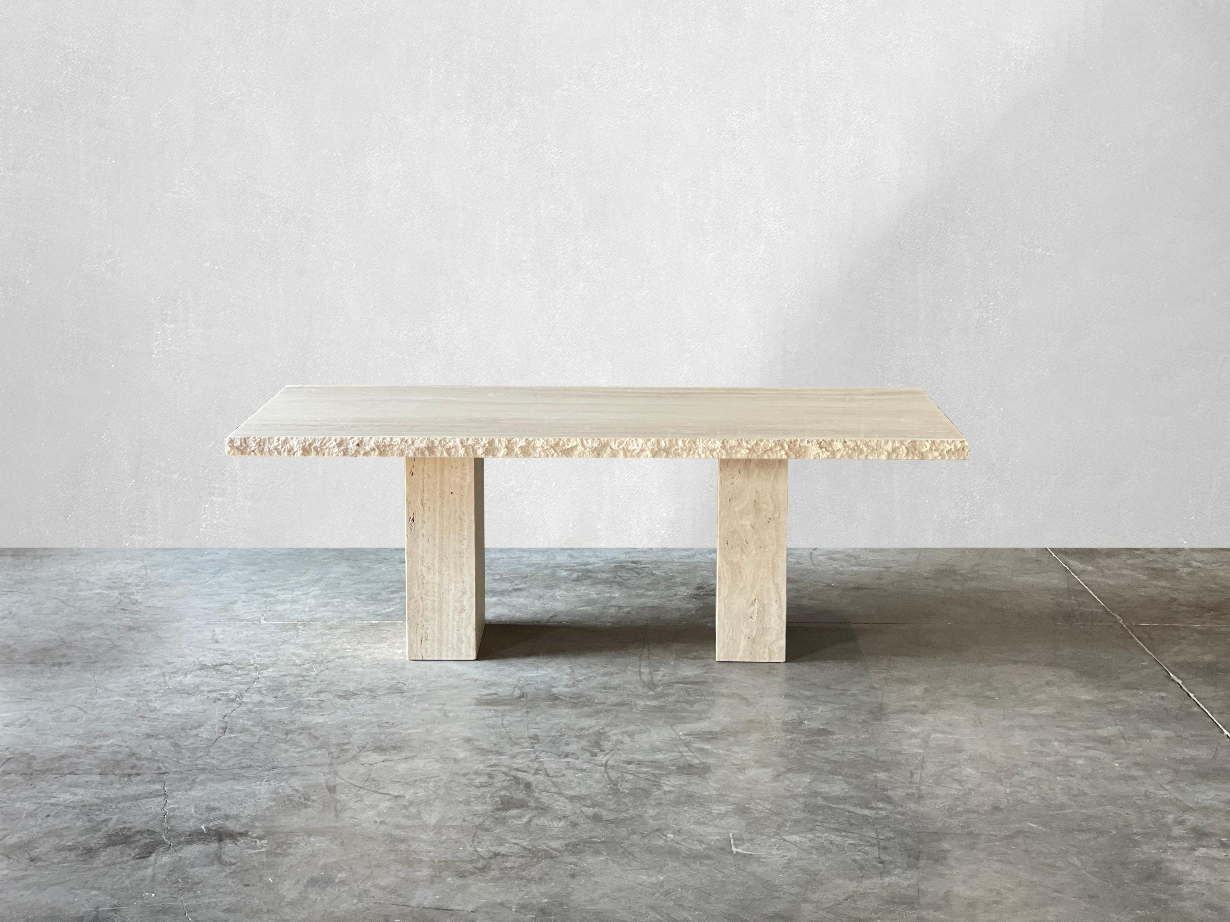 Mid-Century Modern Grande table à manger italienne en travertin Live Edge, par Stone International en vente