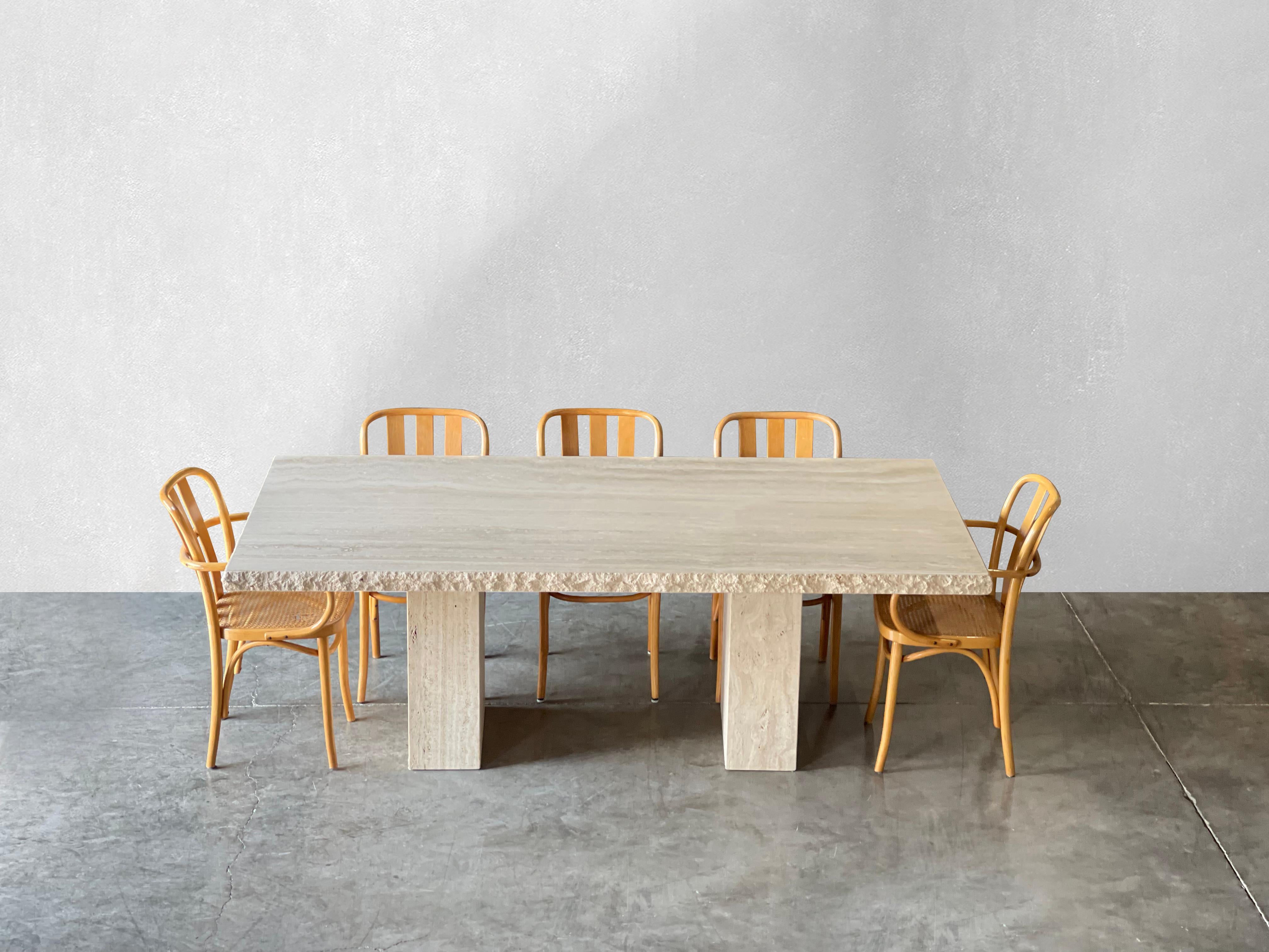 Grande table à manger italienne en travertin Live Edge, par Stone International en vente 1