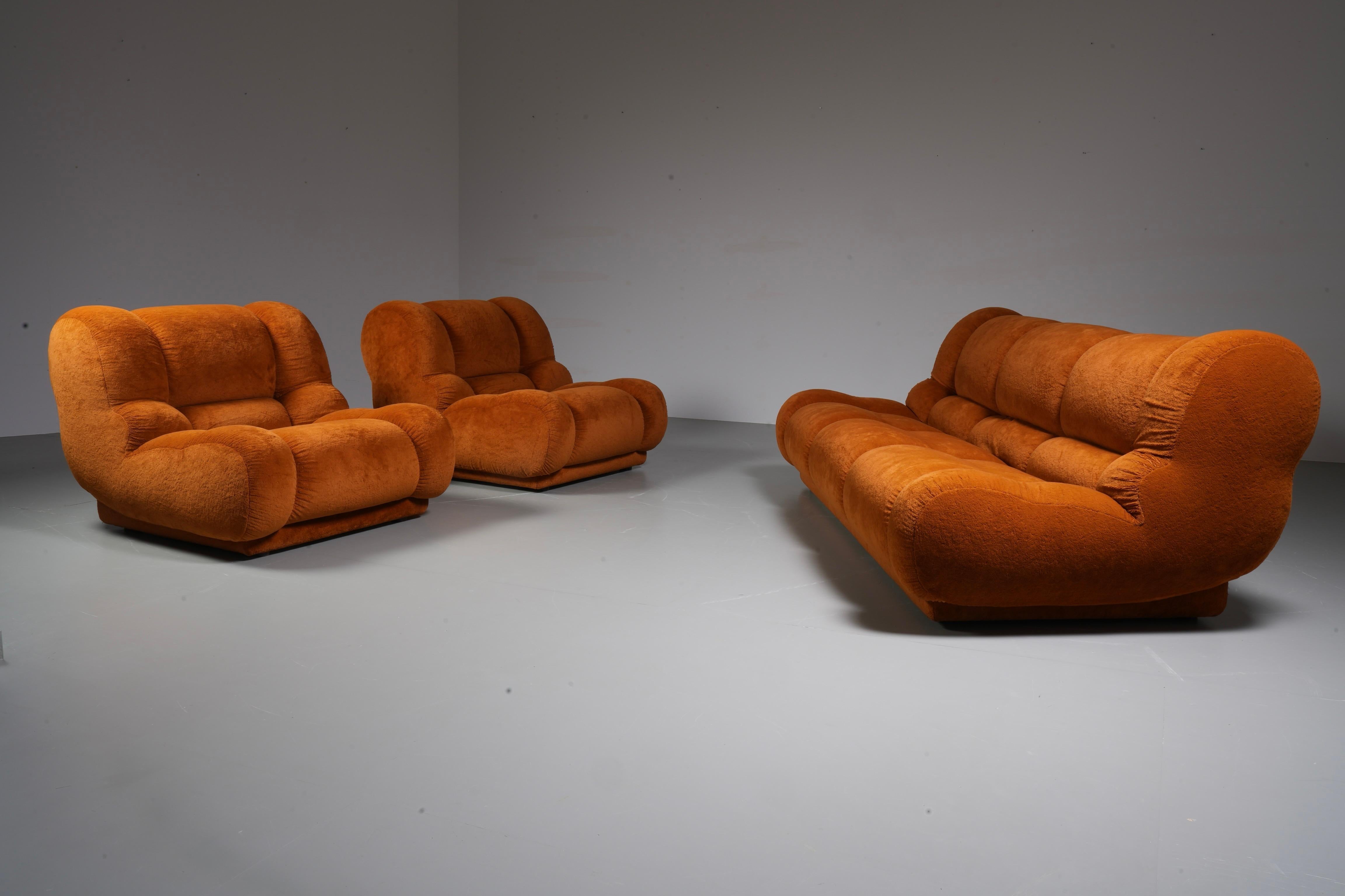 Amazing living room set in very well preserved orange / rusty brown velvet upholstery. What stands out are the quality of the upholstery: thick pluche velvet. Of course the Italians are well known for their skills in regards to fashion manufacturing