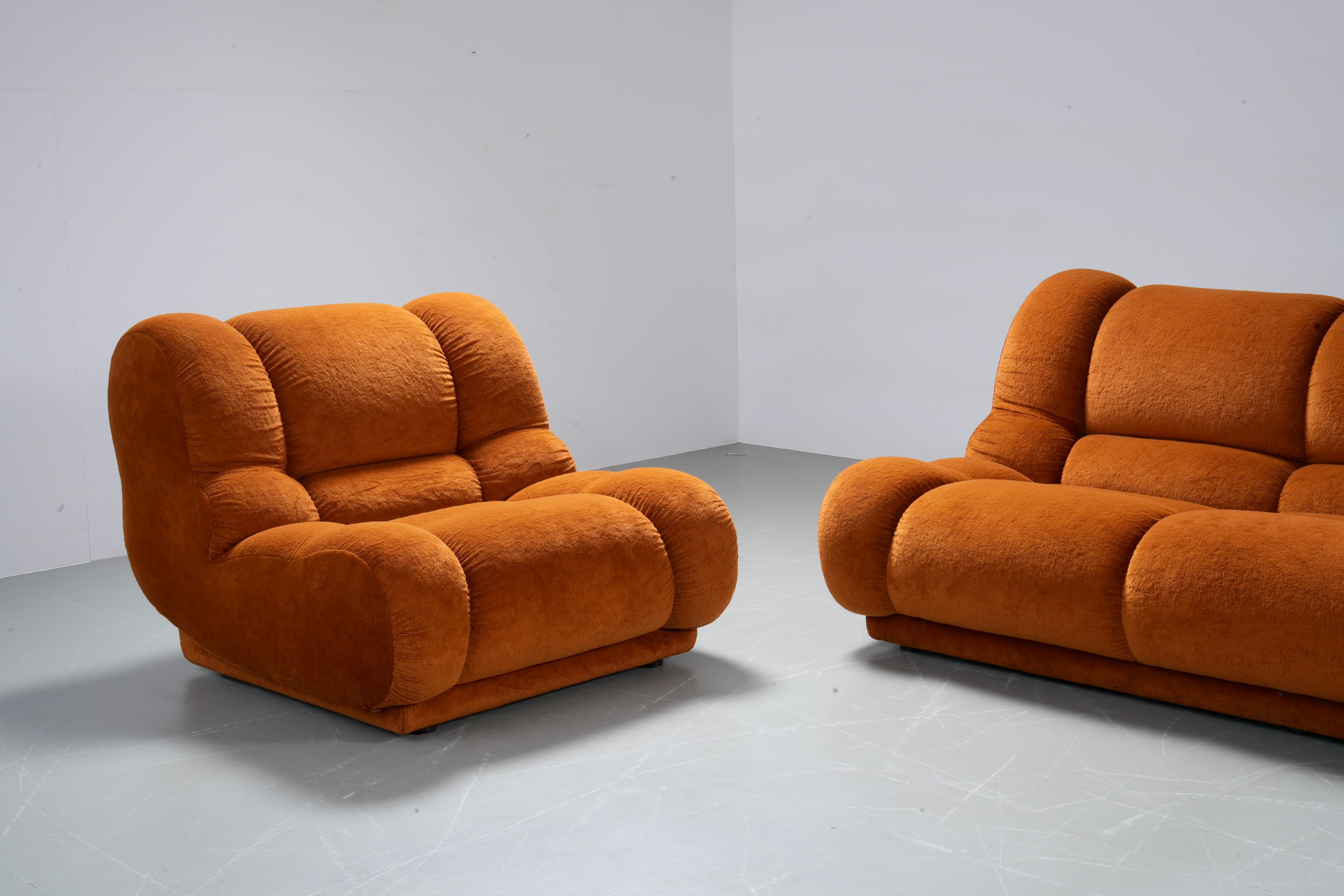 Large Living room set in orange / rusty brown Velvet, Italy, 1970's For Sale 1