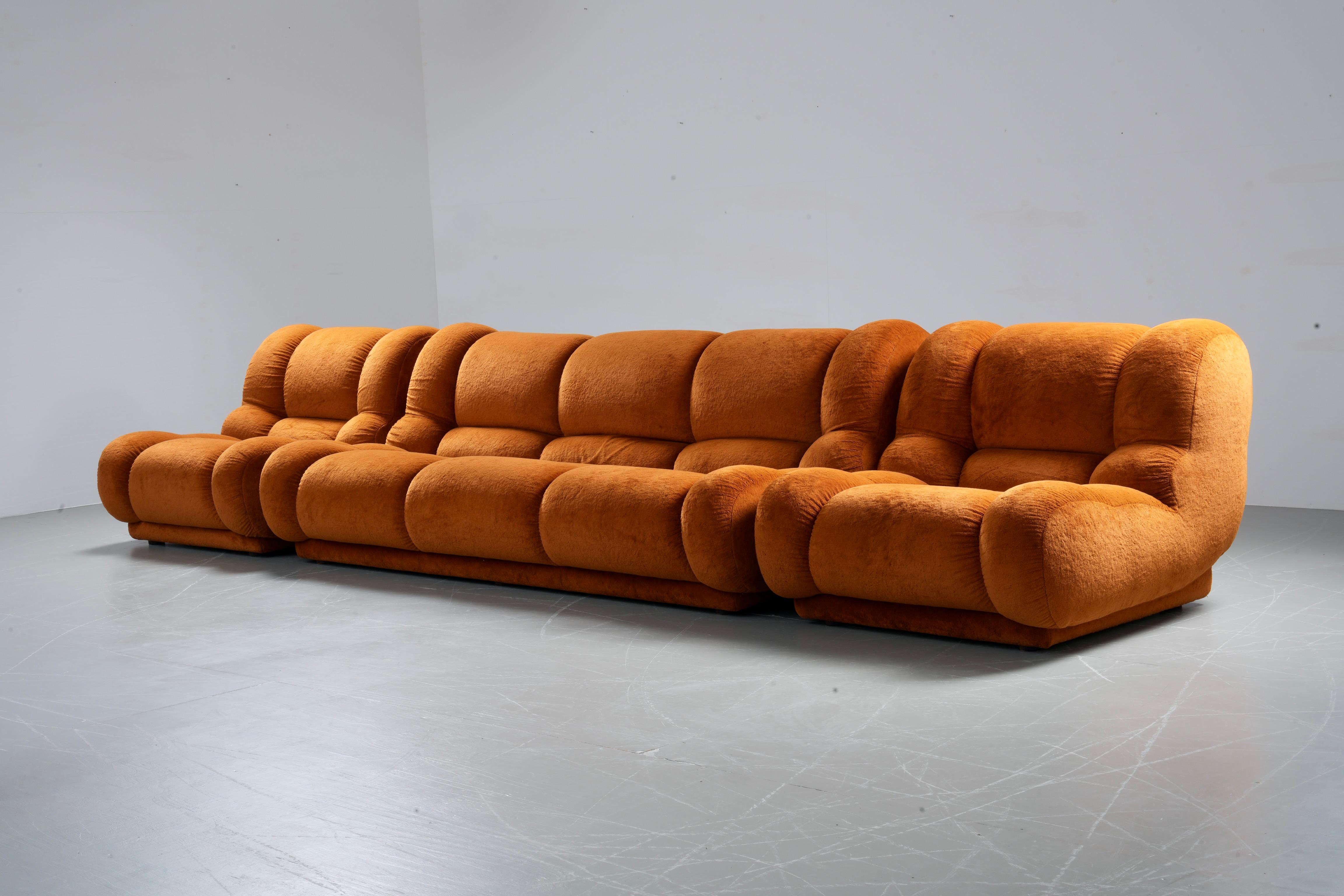 Large Living room set in orange / rusty brown Velvet, Italy, 1970's For Sale 3
