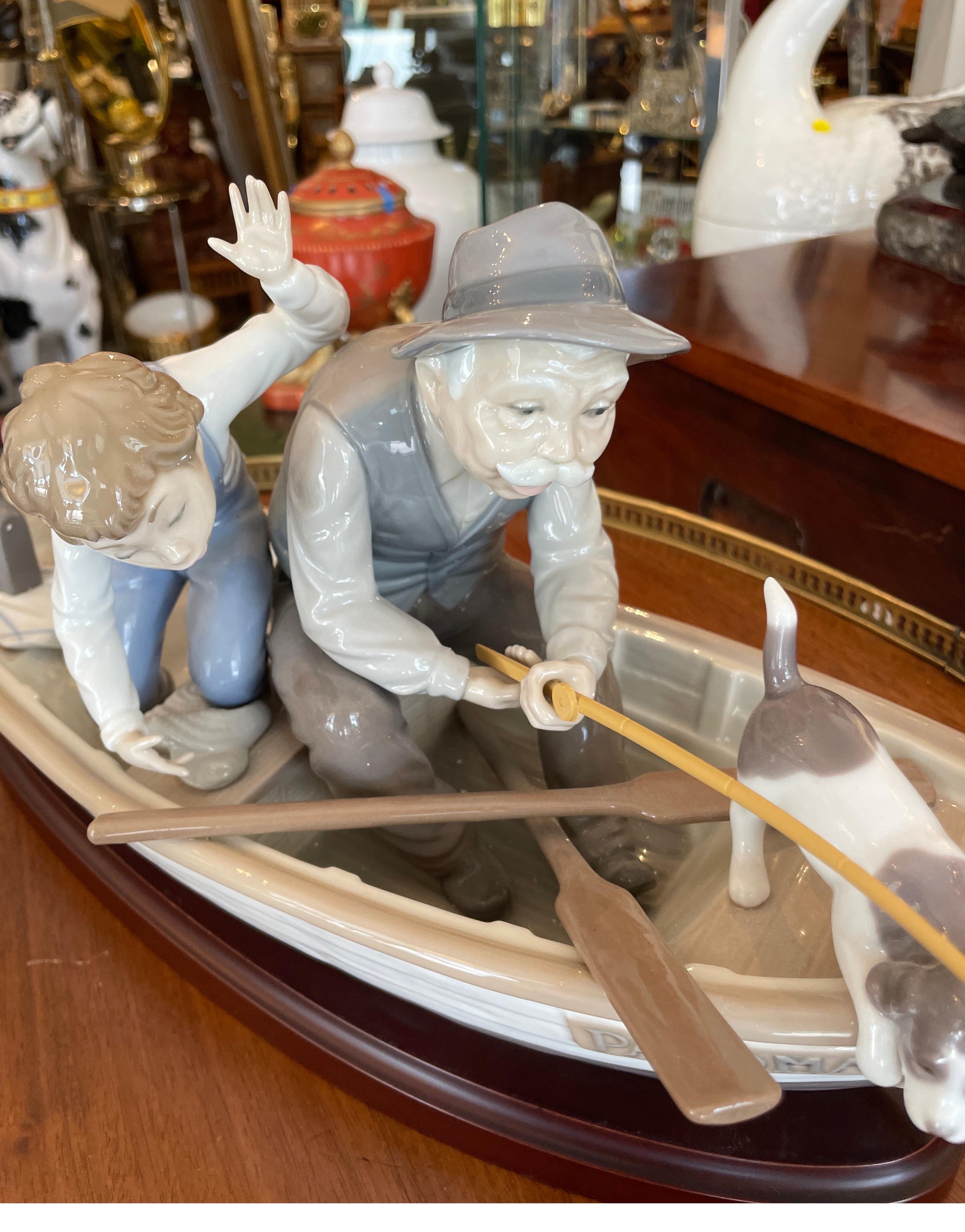 Large Lladro Fisherman in a Boat In Good Condition For Sale In West Palm Beach, FL