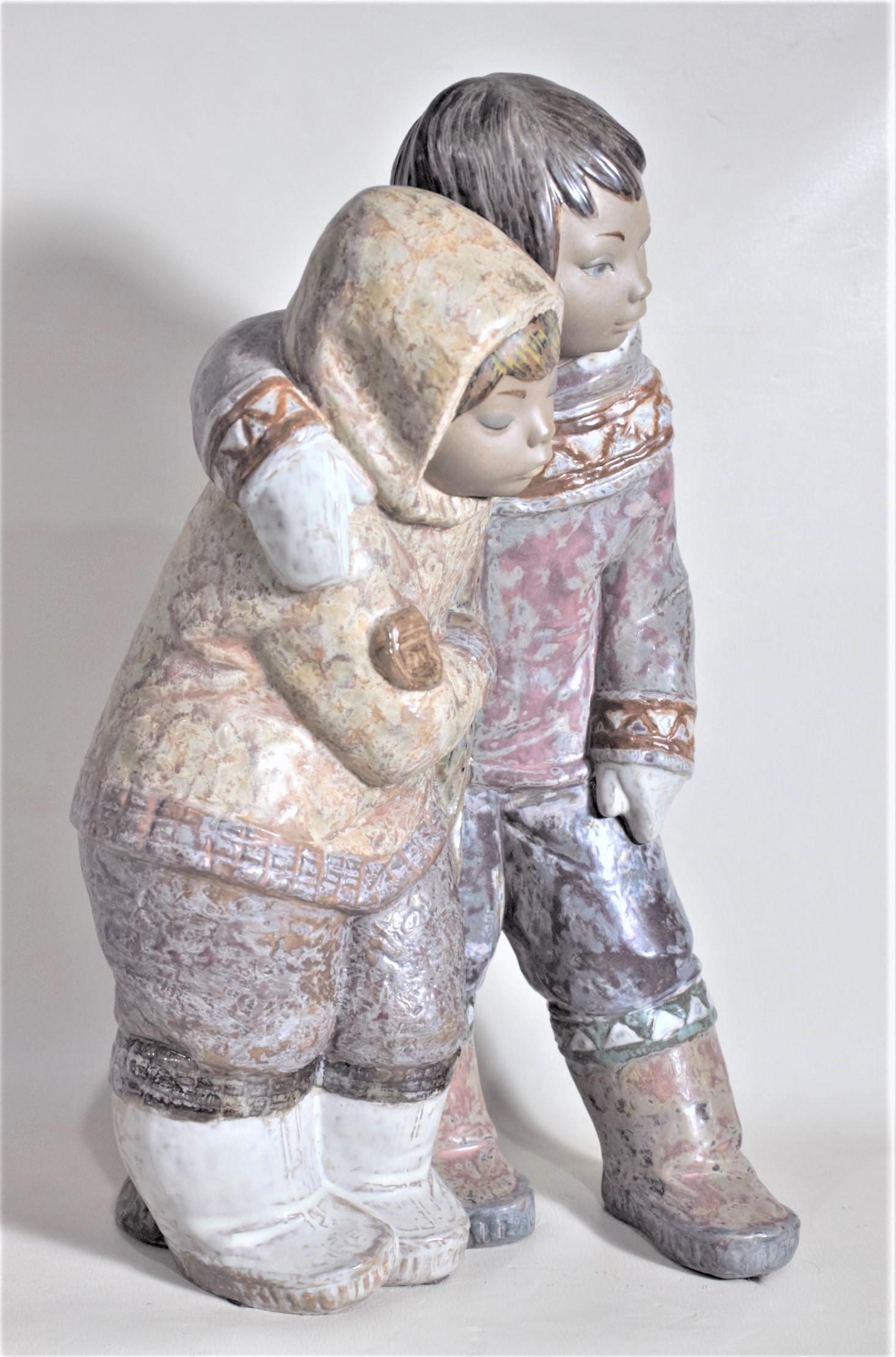 Große große Lladro Yupik oder Inuit Junge und Mädchen umarmende Figur (Indigene Kunst (Nord-/Südamerika)) im Angebot