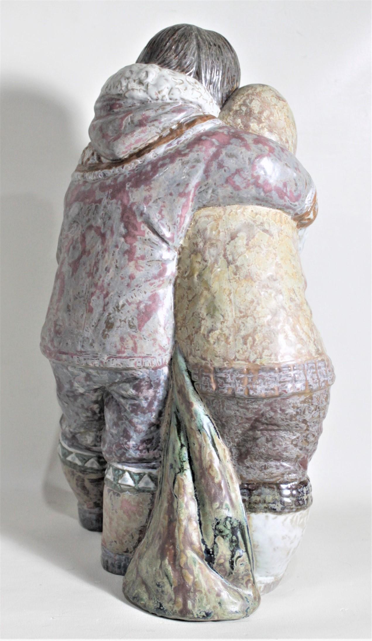 Große große Lladro Yupik oder Inuit Junge und Mädchen umarmende Figur (Handbemalt) im Angebot